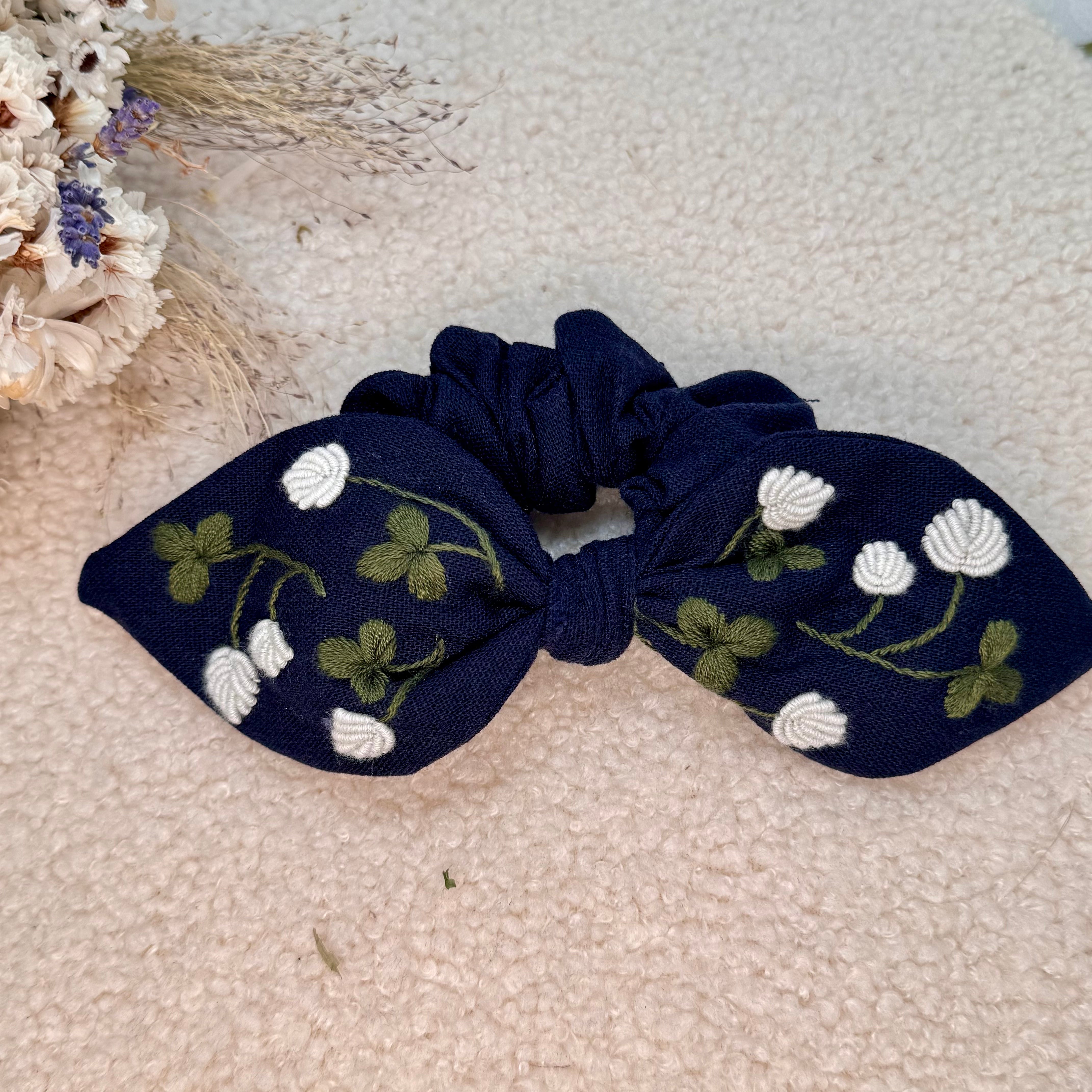 Käsin kirjottu hiusdonitsi, alpina kukkakuvio kankaalla