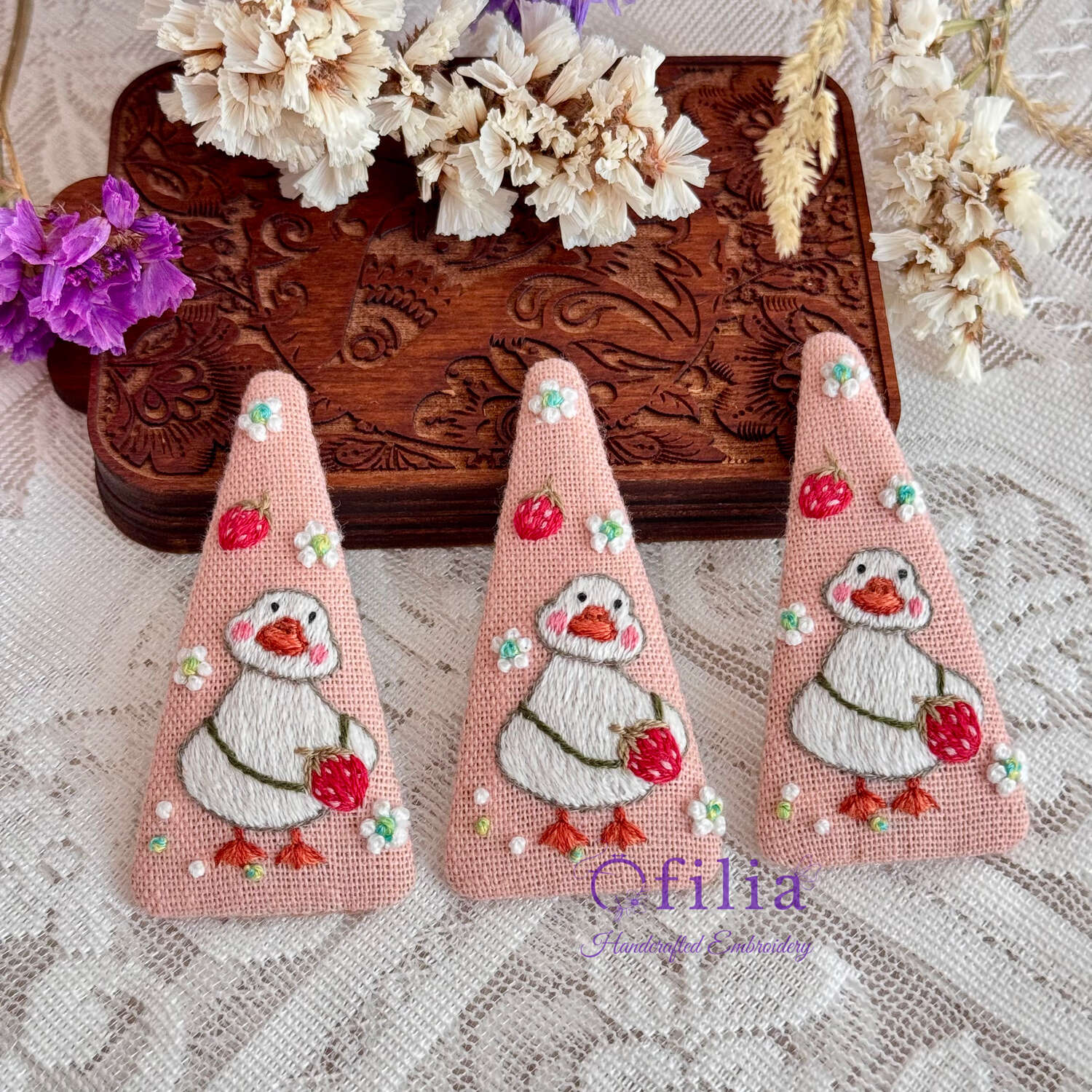 Käsinkirjailtu ankanpoikanen ja mansikat hiuspinni – Ofilia Handmade