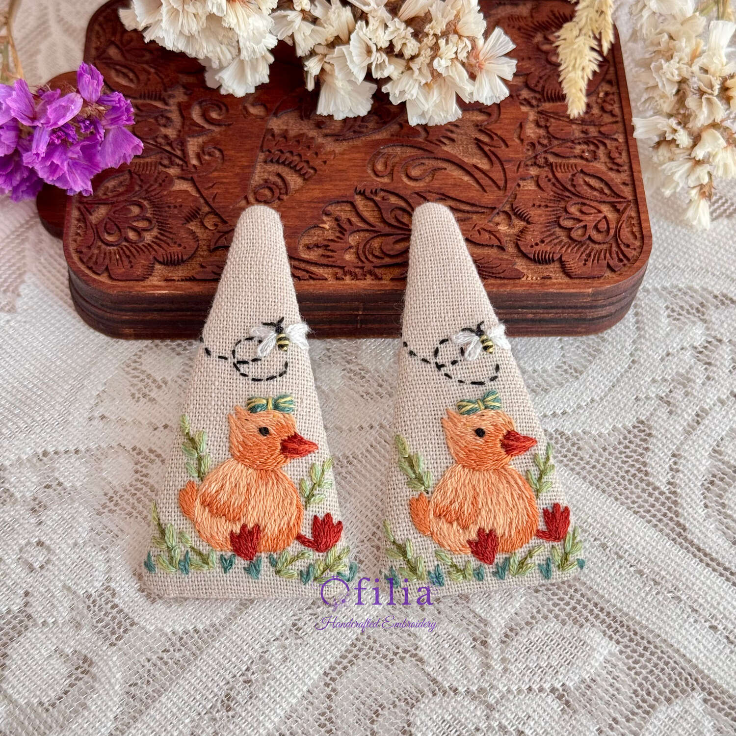 Käsinkirjailtu Ankanpoikanen ja Mehiläinen Hiuspinni – Ofilia Handmade