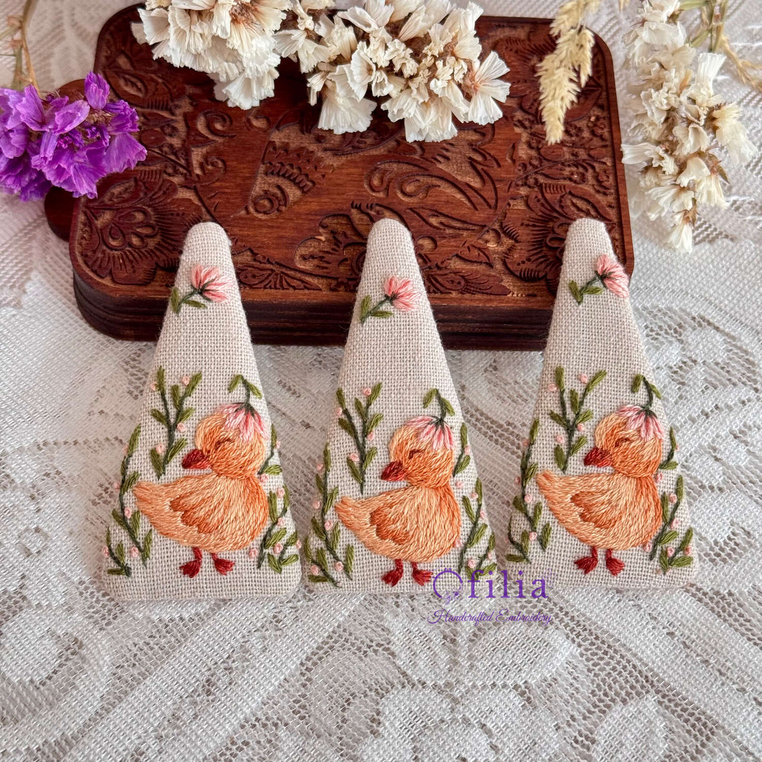 Käsinkirjailtu ankanpoikanen ja Vaaleanpunaiset Kukat Hiuspinni  – Ofilia Handmade