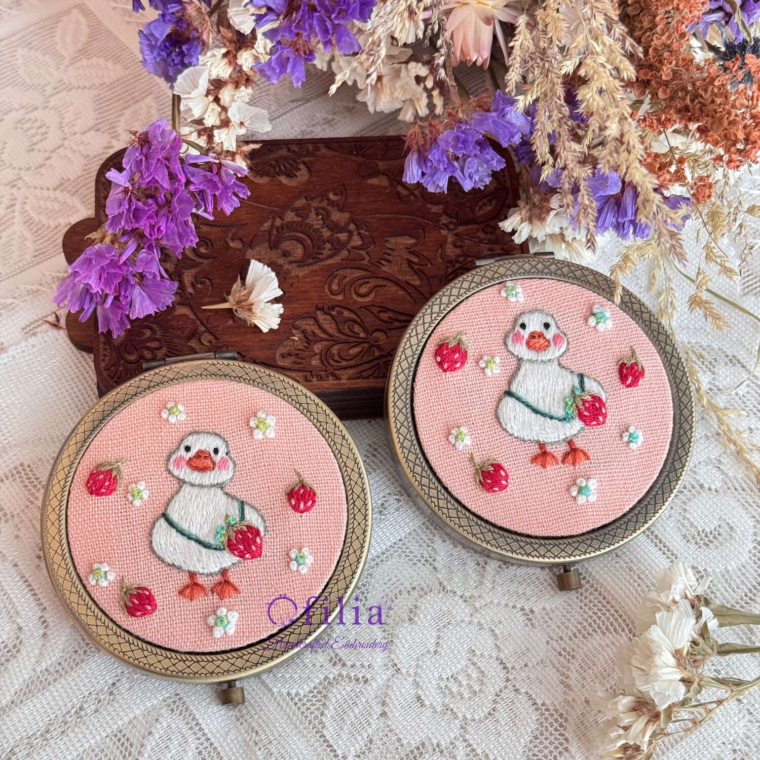 Käsinkirjailtu Ankanpoikasen ja Mansikoiden taskupeili – Ofilia Handmade