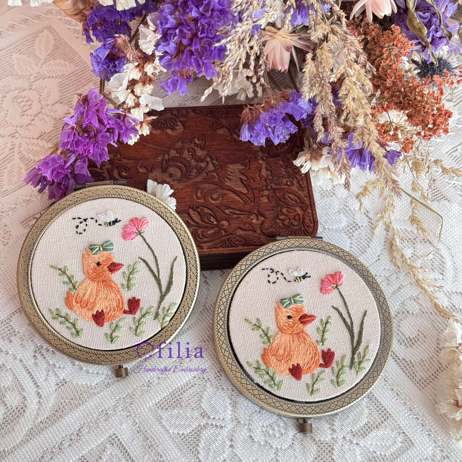 Käsinkirjailtu Ankanpoikasen ja Mehiläisen taskupeili – Ofilia Handmade