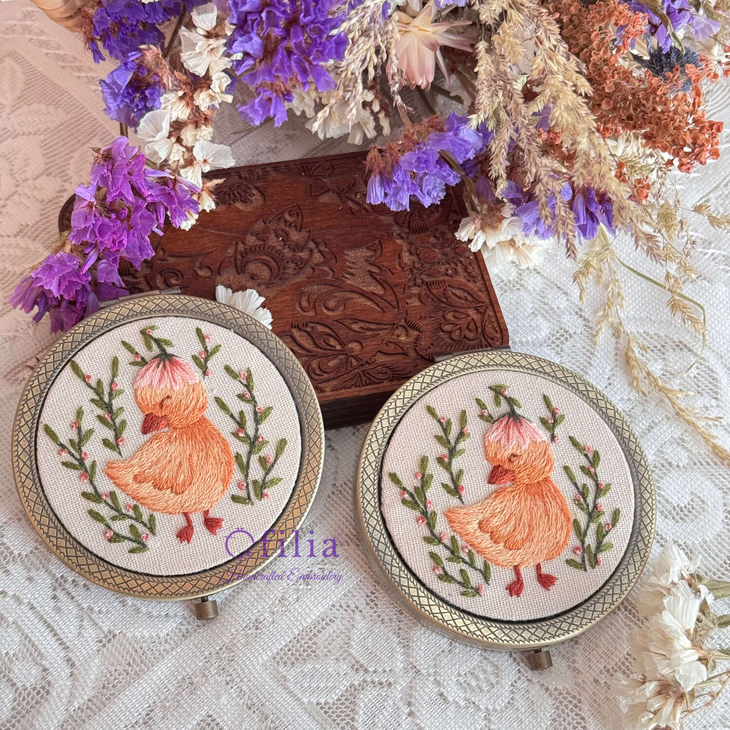 Käsinkirjailtu Ankanpoikasen ja Vaaleanpunaisten Kukkien taskupeili – Ofilia Handmade