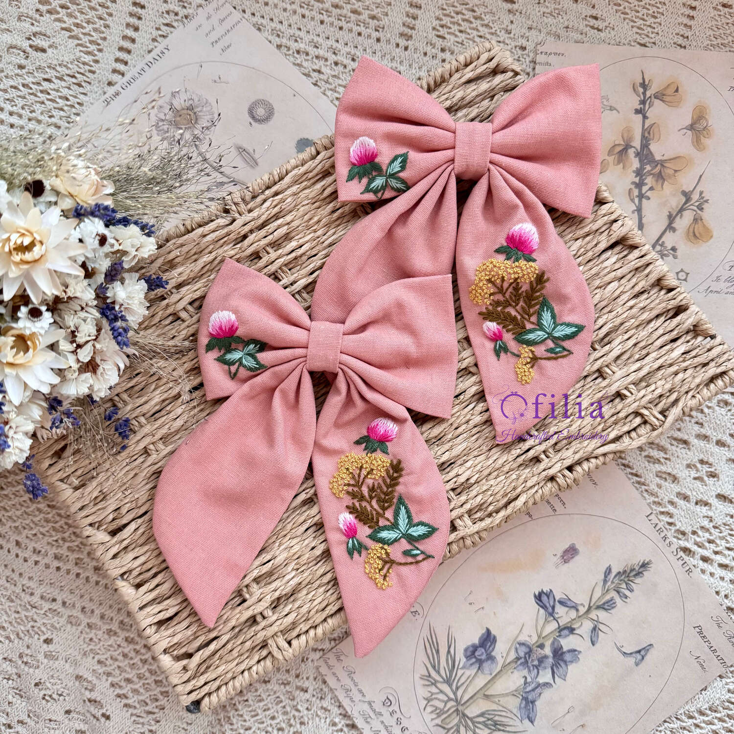 Käsinkirjailtu Apila ja pietaryrtti hiusrusetti – Ofilia Handmade