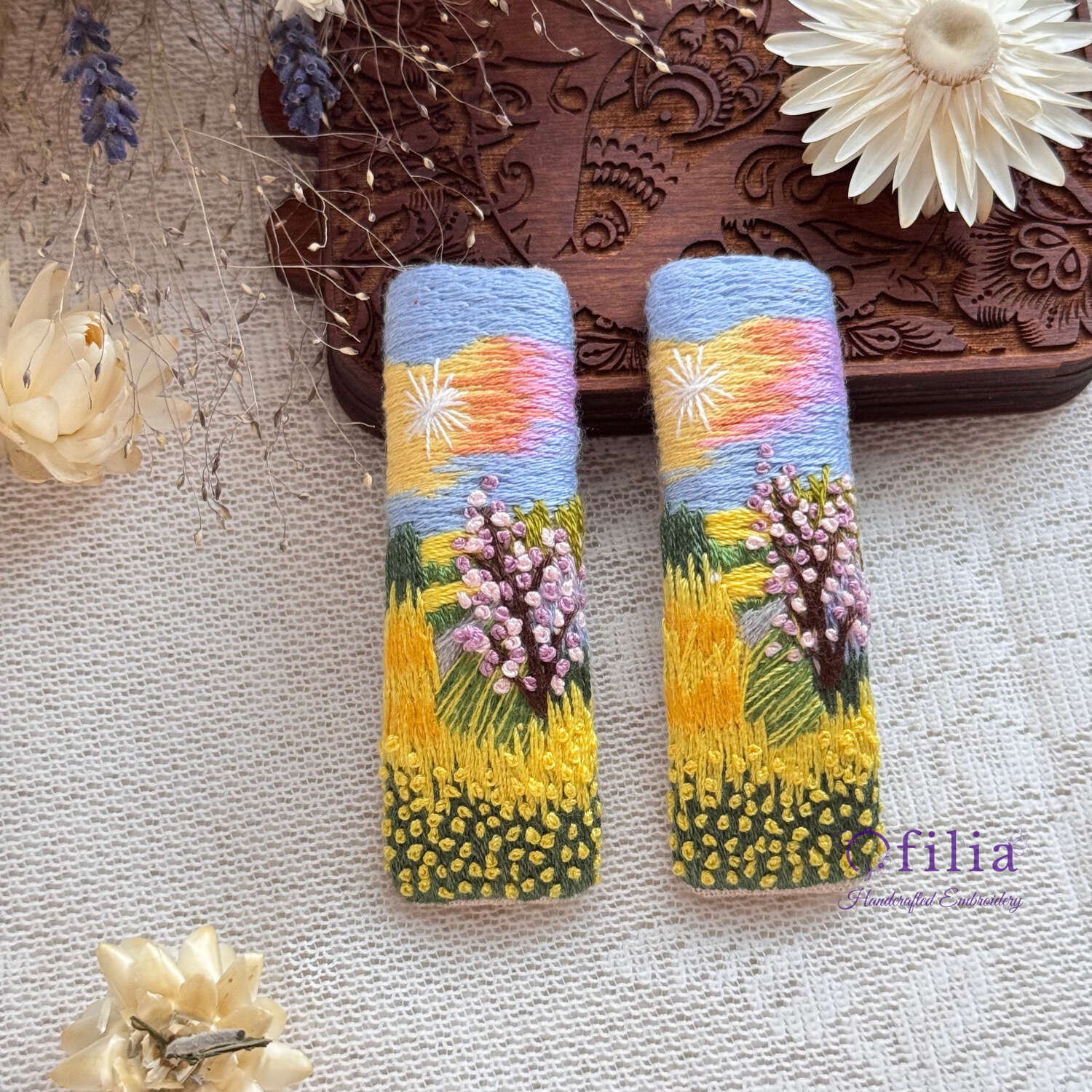 Käsinkirjailtu auringonlasku ja keltaiset kukat maisemahiuspinni – Ofilia Handmade