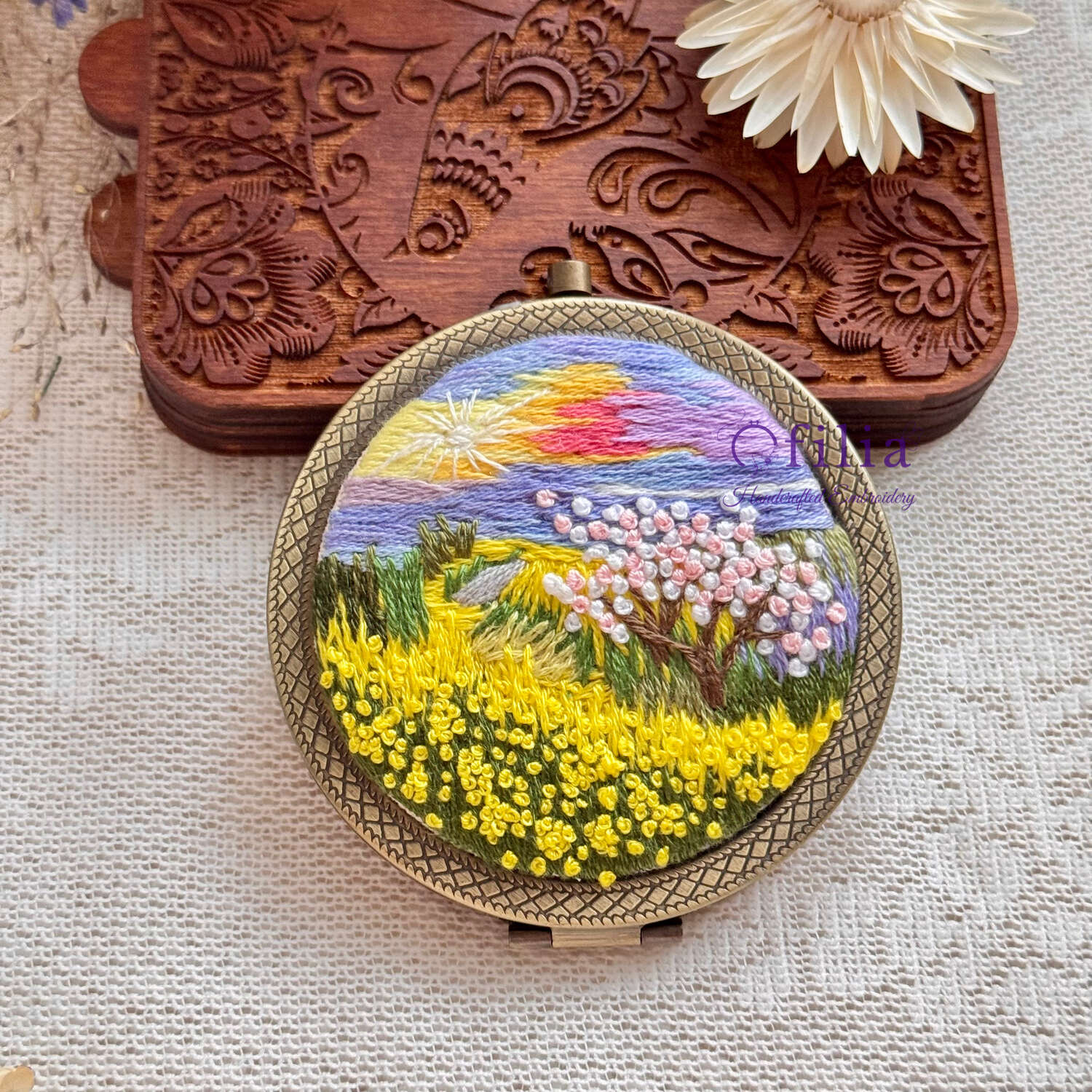 Käsinkirjailtu auringonlasku ja keltaiset kukat maisemataskupeili –Ofilia Handmade