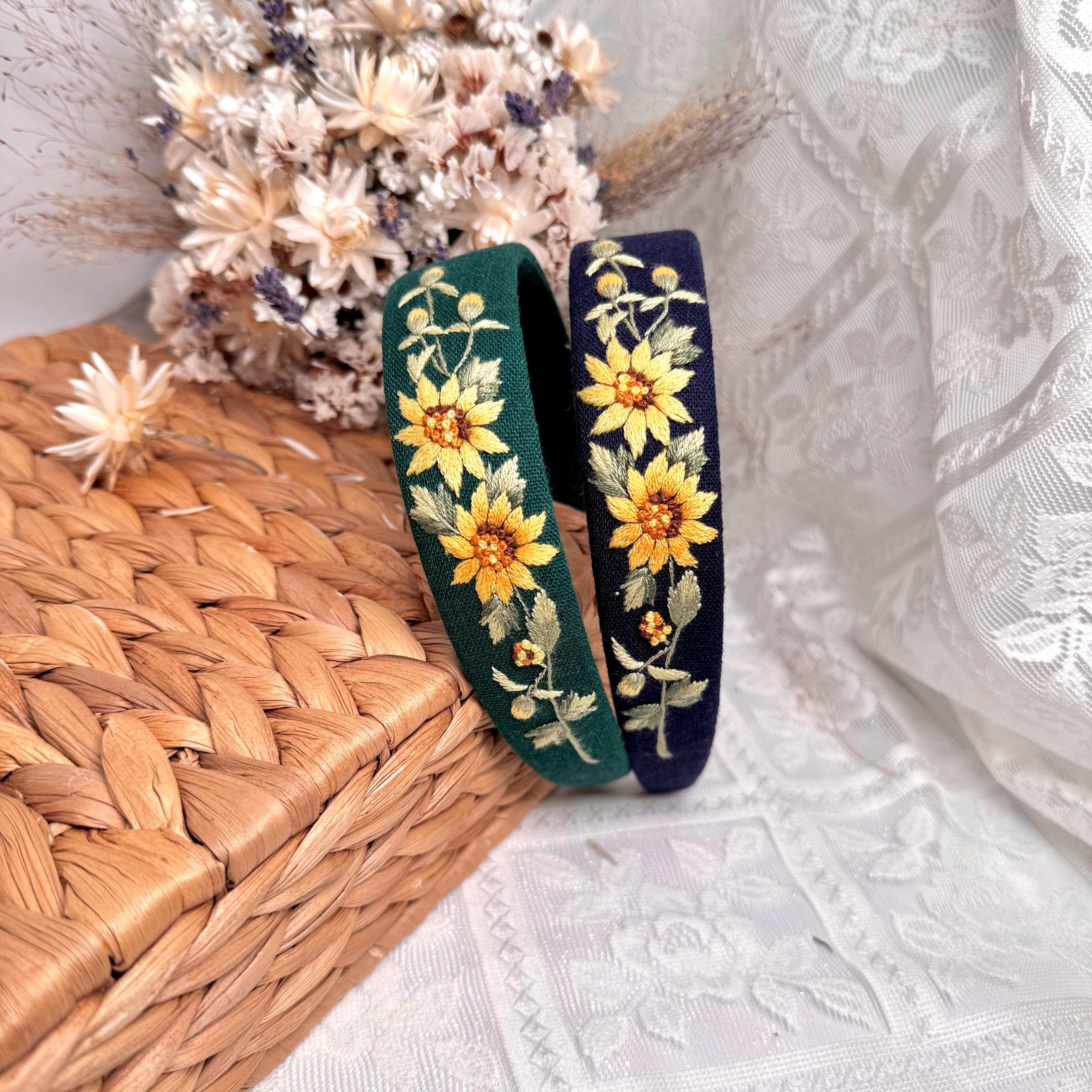 Käsin kirjottu hiuspanta, auringonkukka-aiheinen kuvio kankaalla