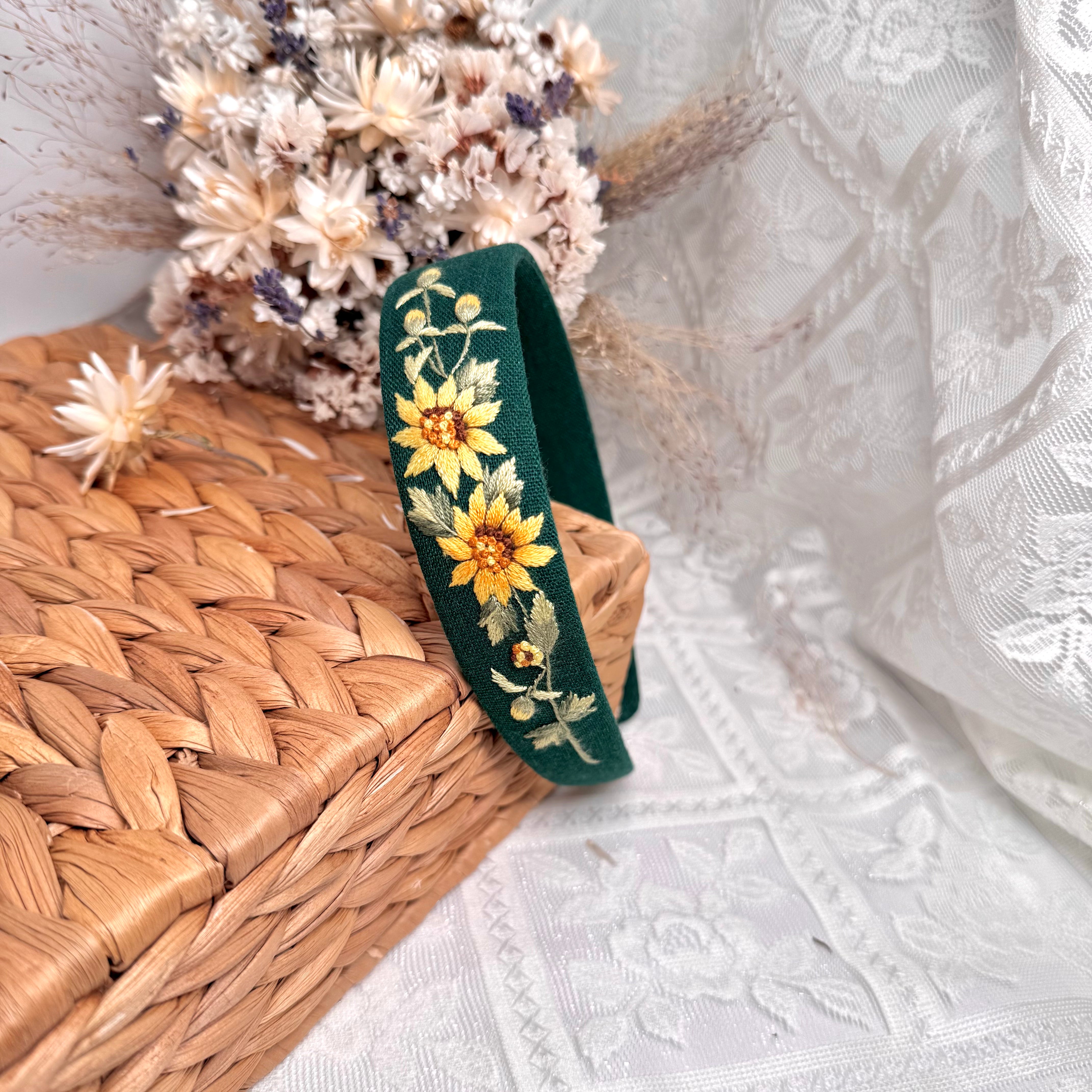 Käsin kirjottu hiuspanta, auringonkukka-aiheinen kuvio kankaalla