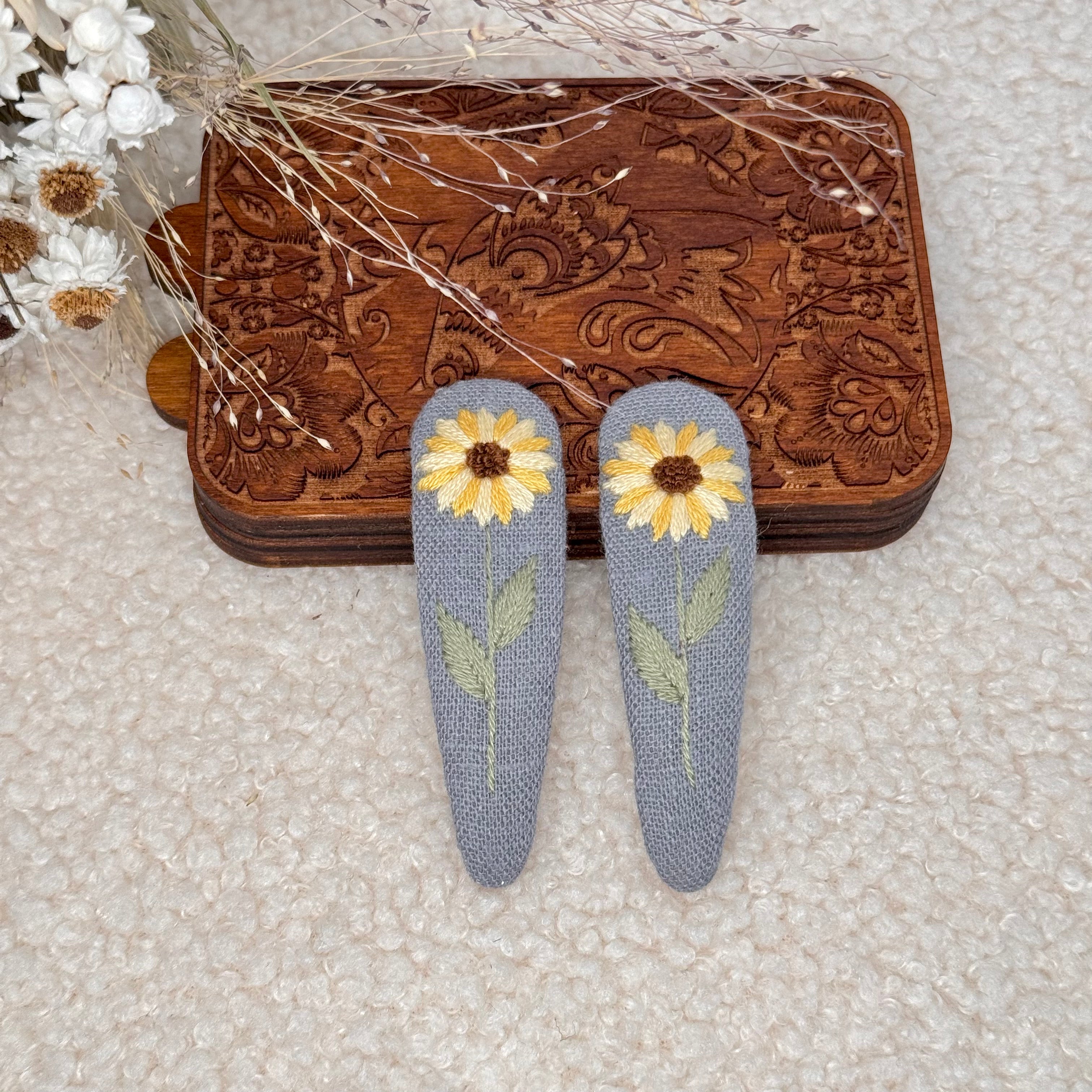 Käsin kirjotut hiuspinnit, auringonkukka-aiheinen kuvio kankaalla