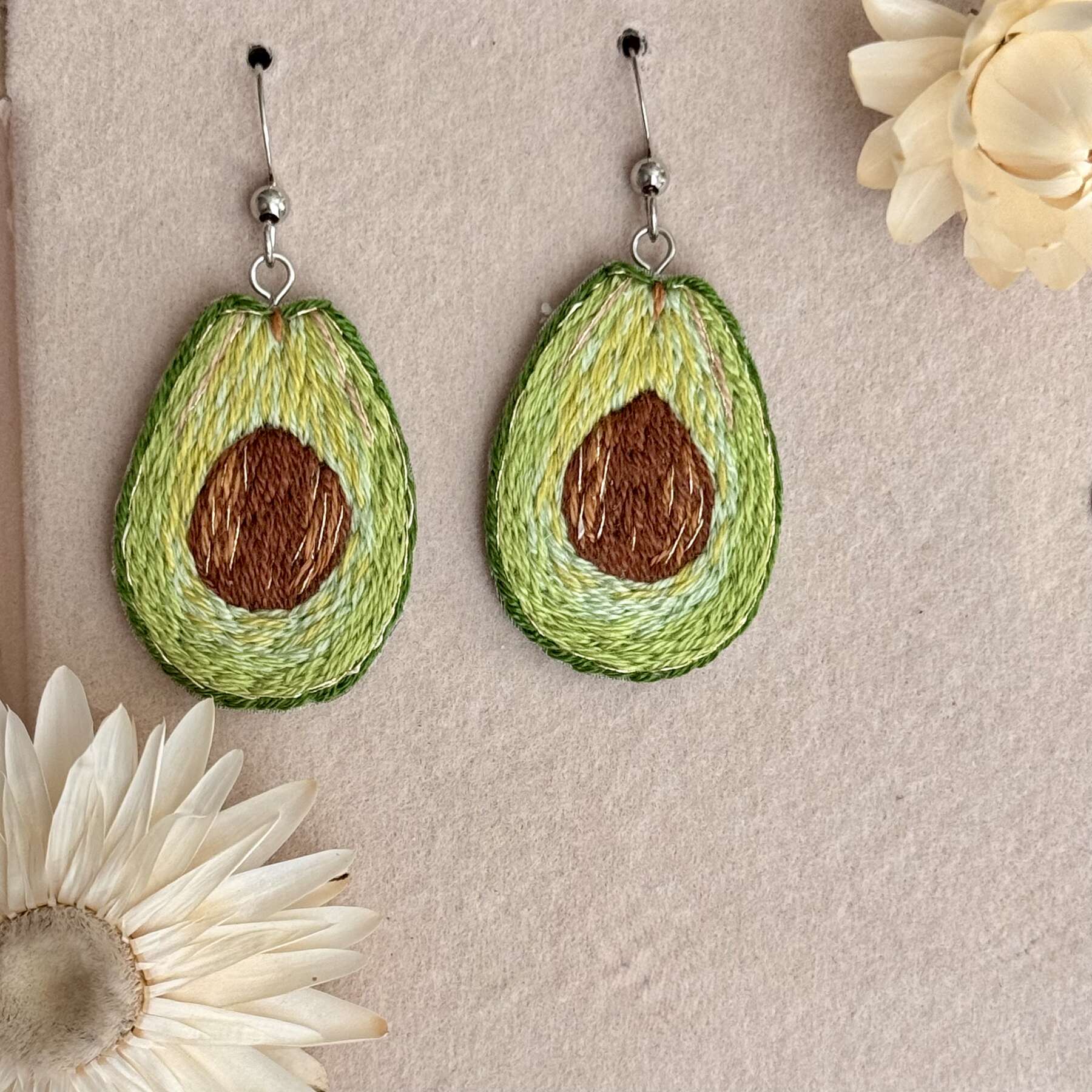 Käsin kirjotut korvakorut, avokado-aiheinen kuvio