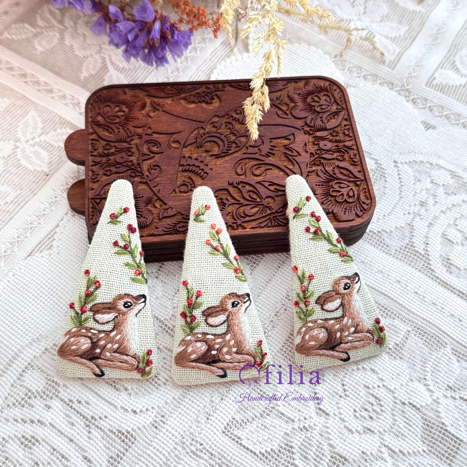 Käsinkirjottu Bambi ja marjakukat hiuspinni – Ofilia Handmade