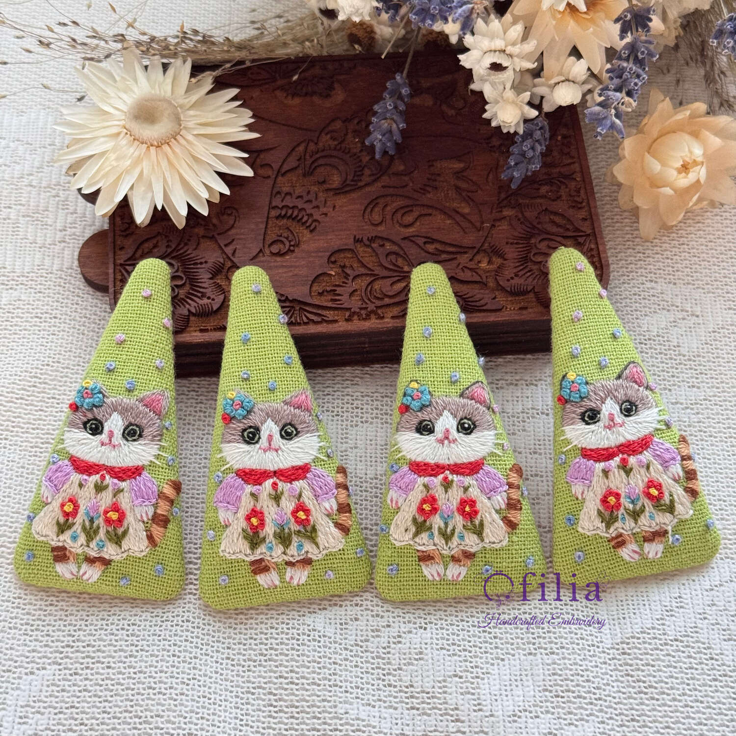 Käsinkirjailtu beigessa kukkamekossa kissa hiuspinni  – Ofilia Handmade