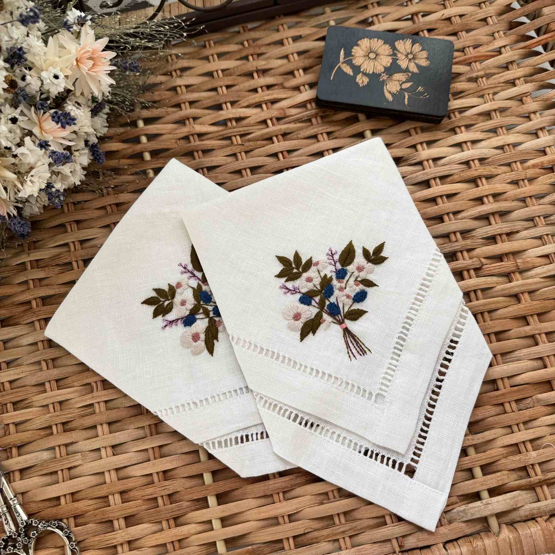 Mustikka ja Niittykukat Nenäliina