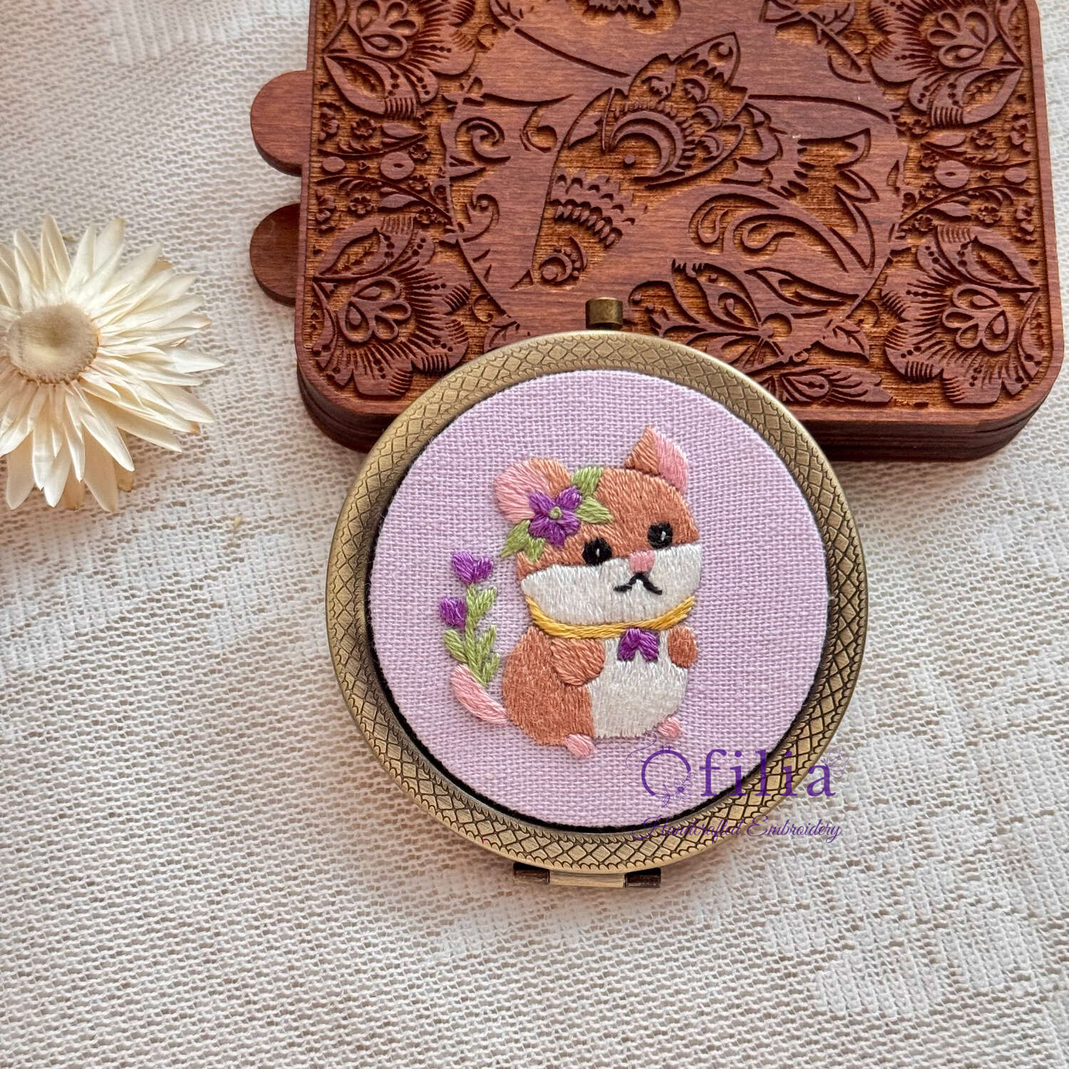 Käsinkirjailtu Chibi-hiiren taskupeili – Ofilia Handmade