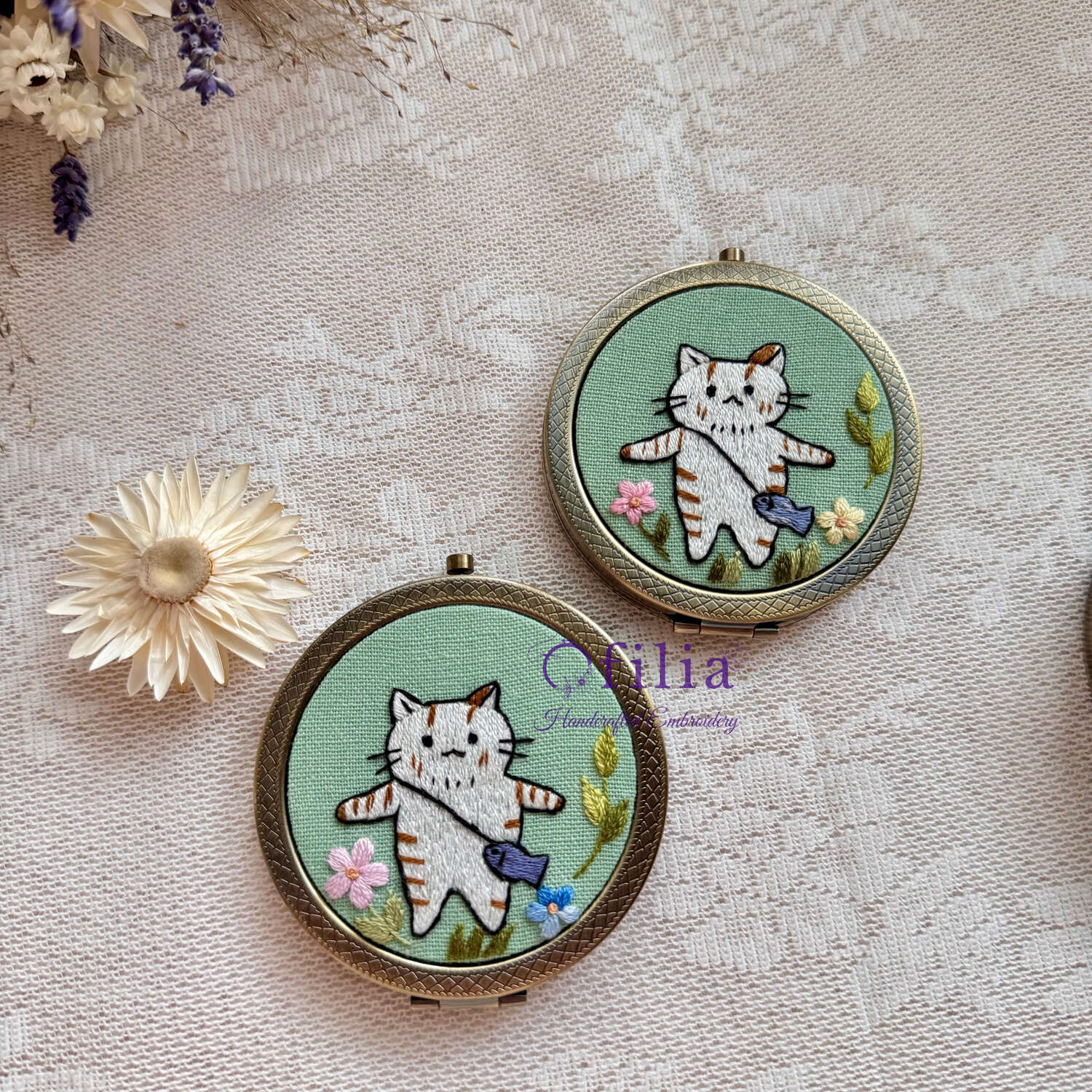 Käsinkirjailtu Chibi-kissan ja Kalapussin taskupeili – Ofilia Handmade