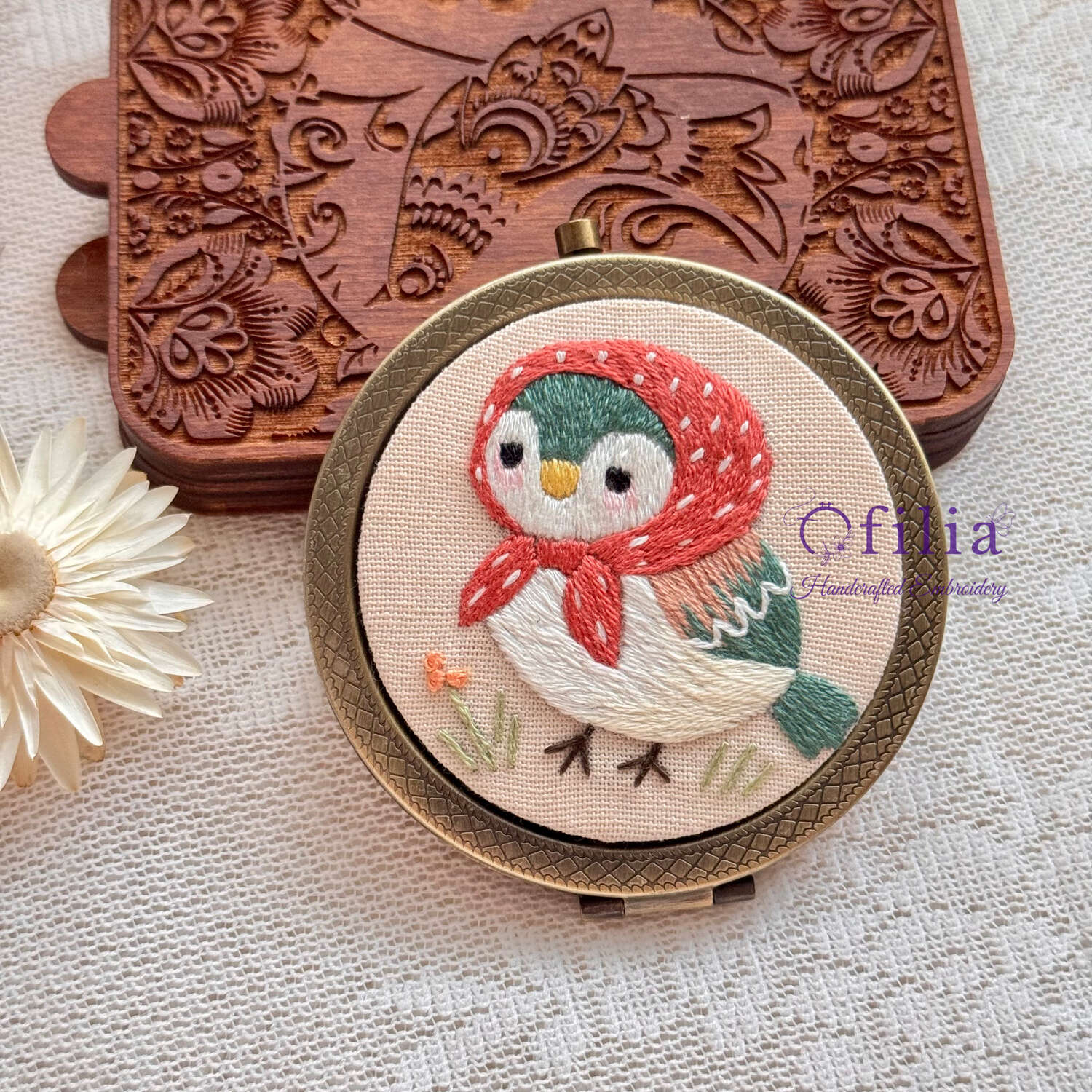 Käsinkirjailtu Chibi-varpusen ja Huivin taskupeili – Ofilia Handmade