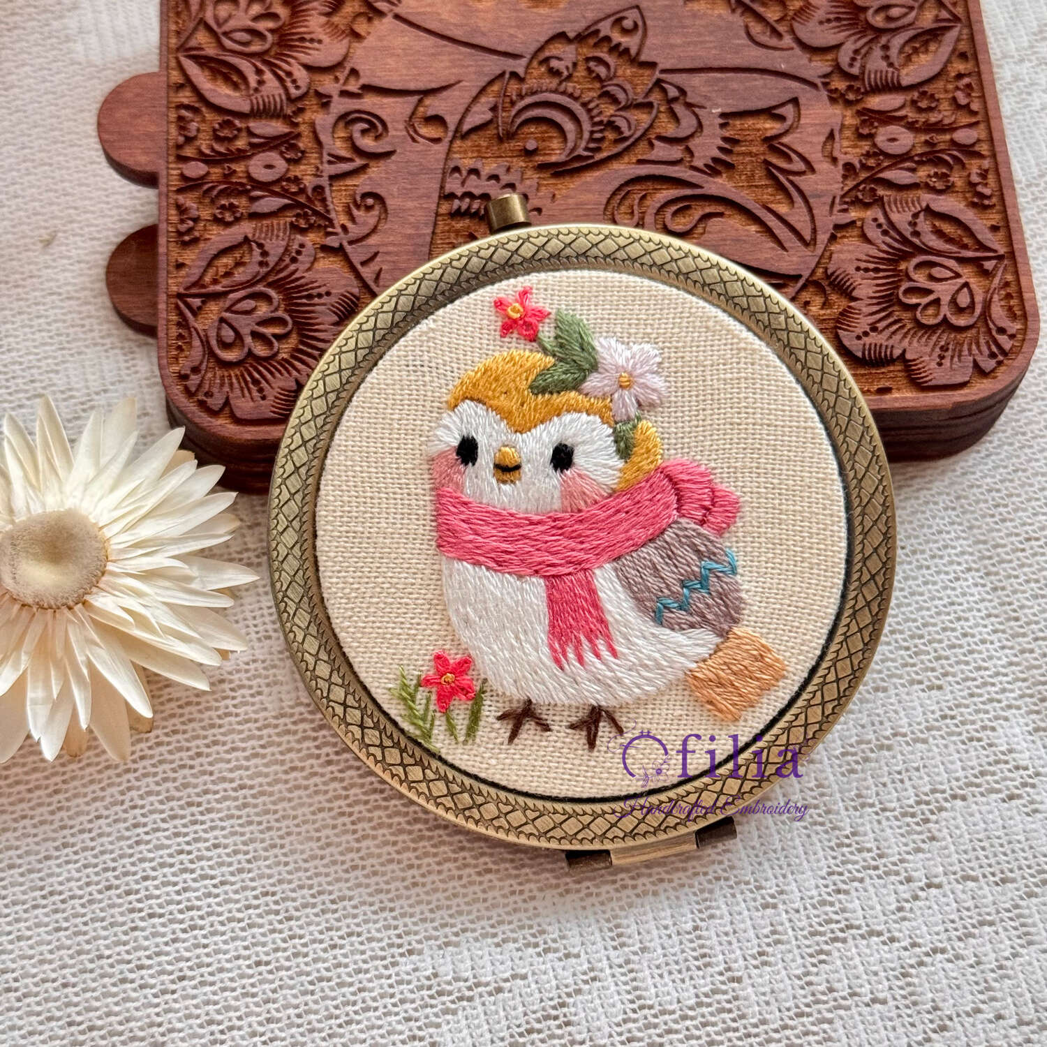 Käsinkirjailtu Chibi-varpusen ja Kaulahuivin taskupeili – Ofilia Handmade