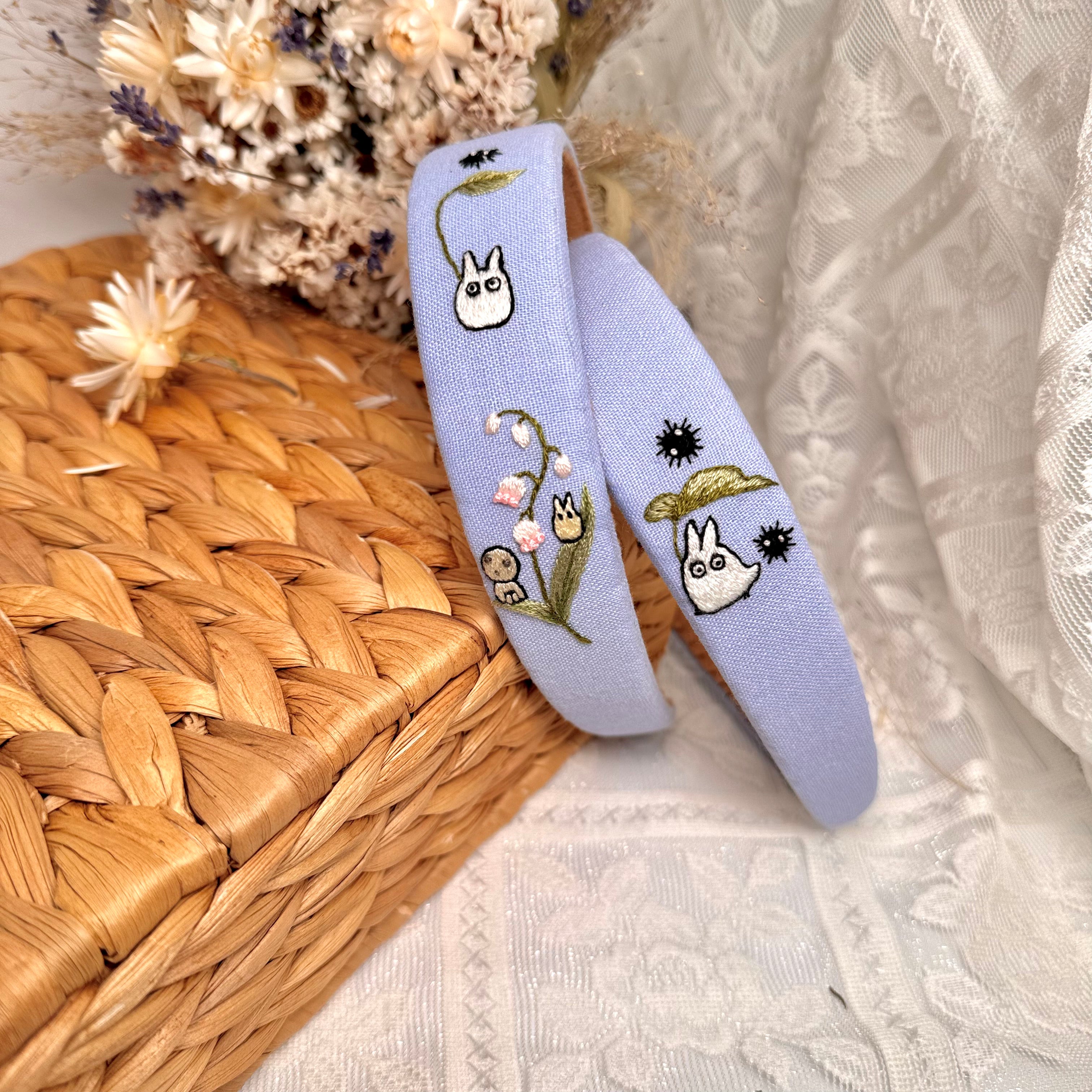 Käsin kirjottu hiuspanta, Chibi Totoro ja kielo -aiheinen kuvio kankaalla