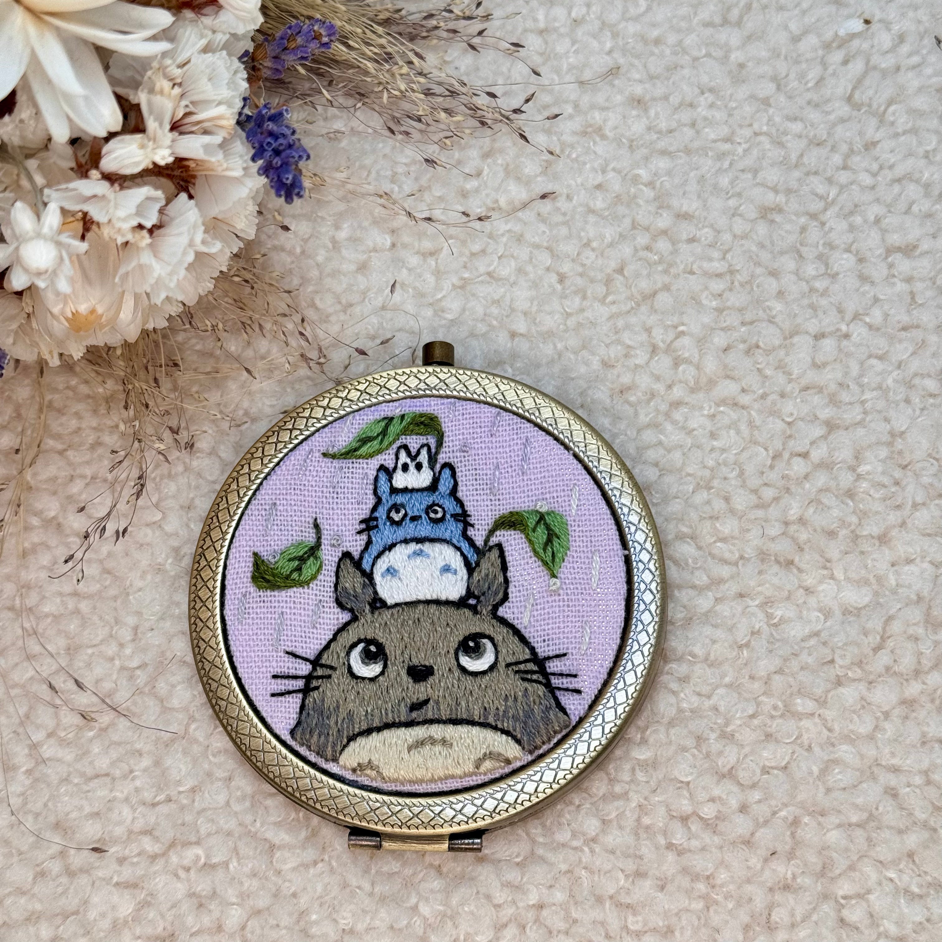 Käsin kirjottu taskupeili, Chibi Totoro ja lehtisateenvarjo-aiheinen kuvio kannessa