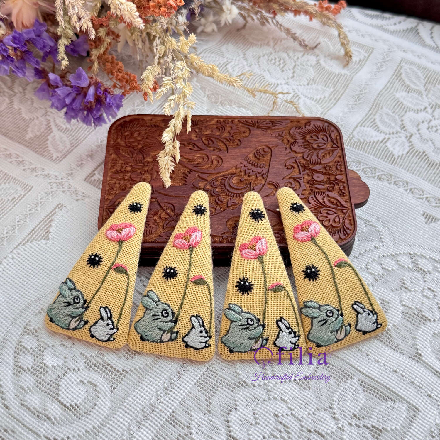 Käsinkirjailtu Chibi Totoro ja Unikko Hiuspinni – Ofilia Handmade