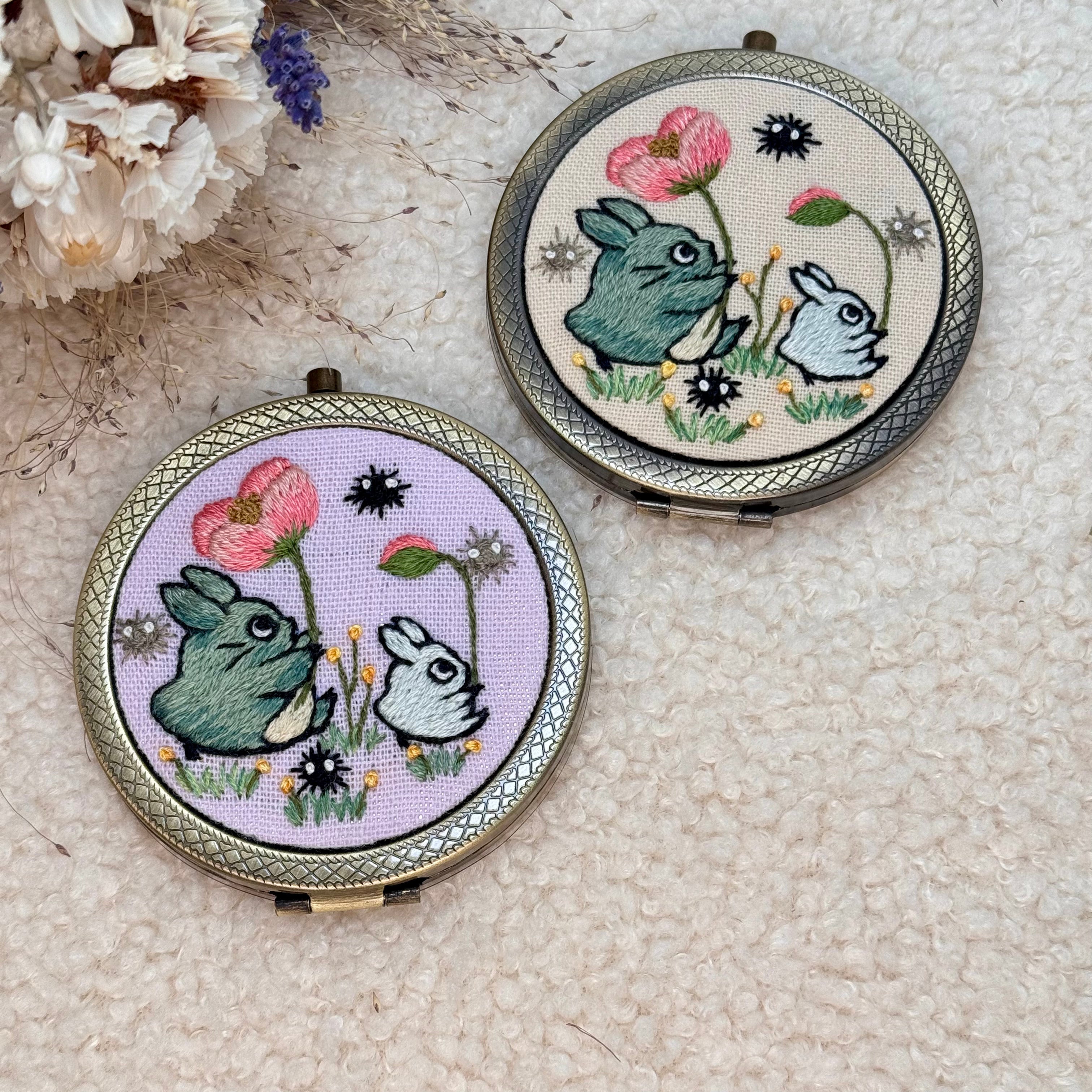 Käsin kirjottu taskupeili, Chibi Totoro ja unikko-aiheinen kuvio kannessa