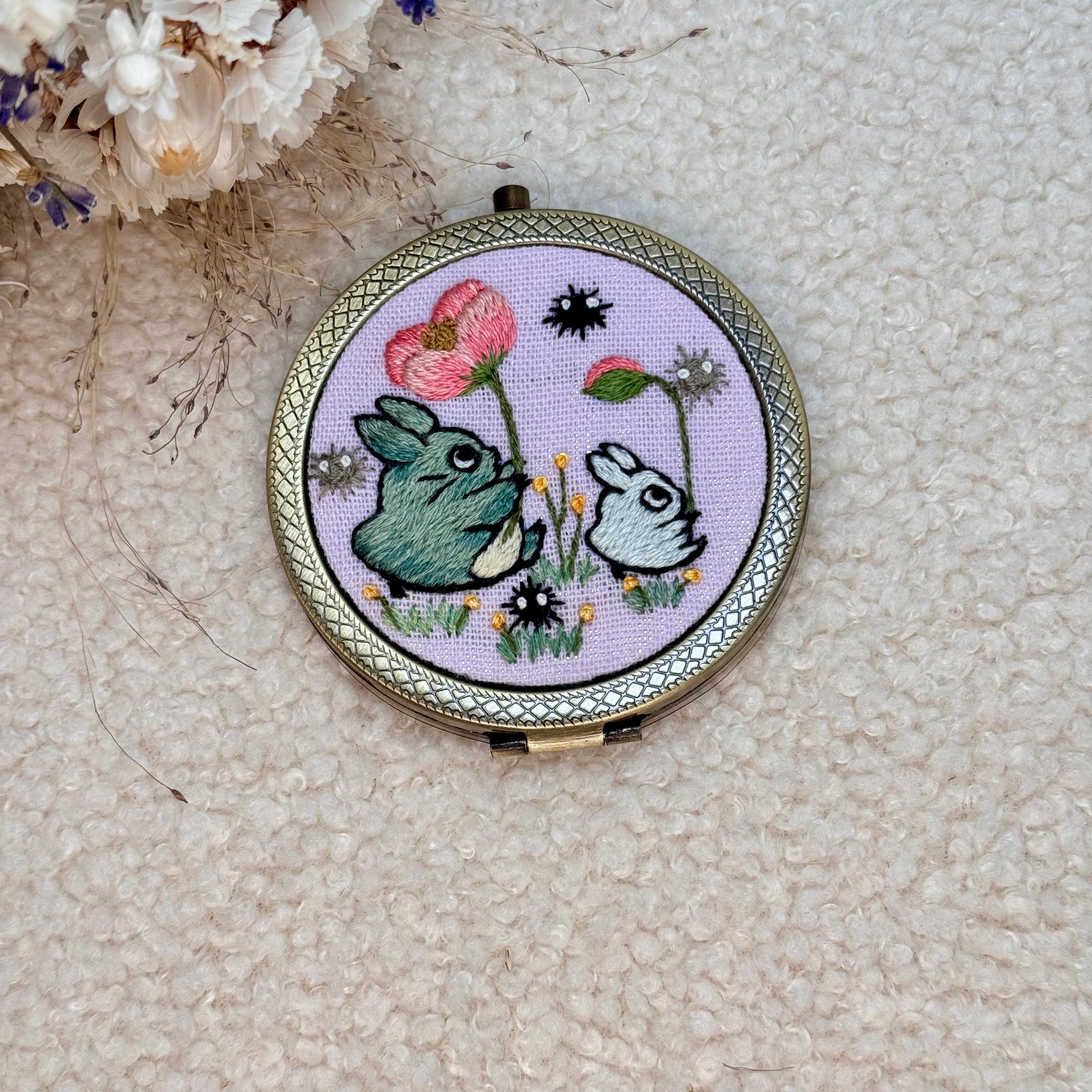 Käsin kirjottu taskupeili, Chibi Totoro ja unikko-aiheinen kuvio kannessa