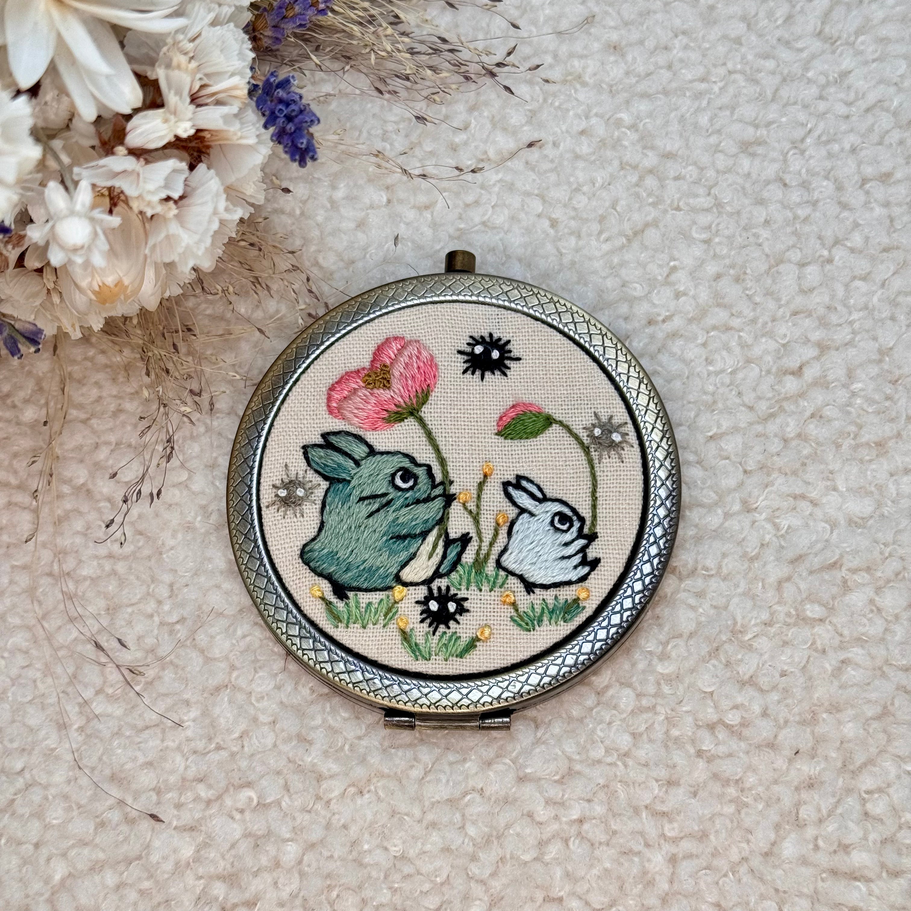 Käsin kirjottu taskupeili, Chibi Totoro ja unikko-aiheinen kuvio kannessa