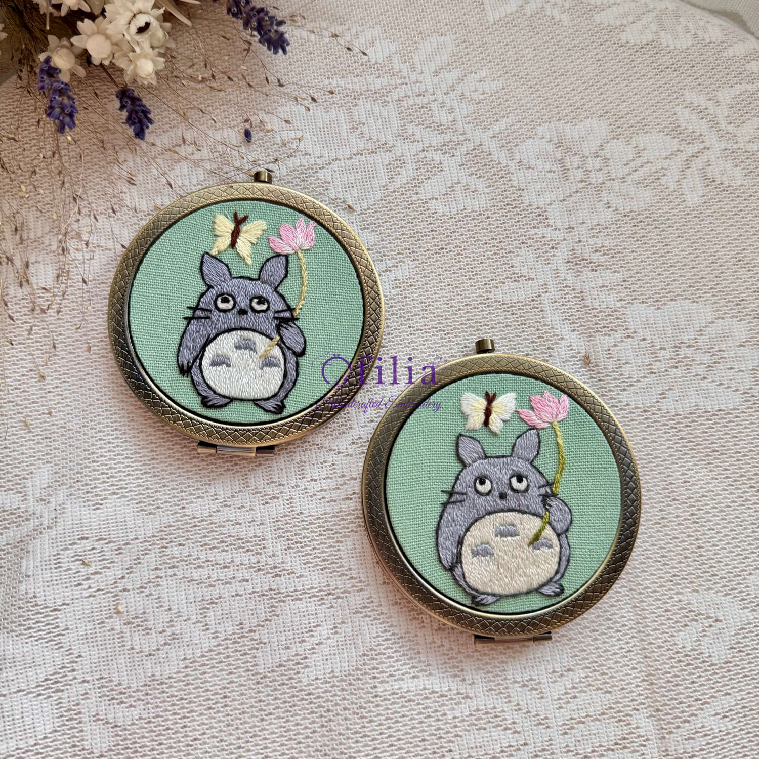 Käsinkirjailtu Chibi Totoron ja Perhosen taskupeili – Ofilia Handmade