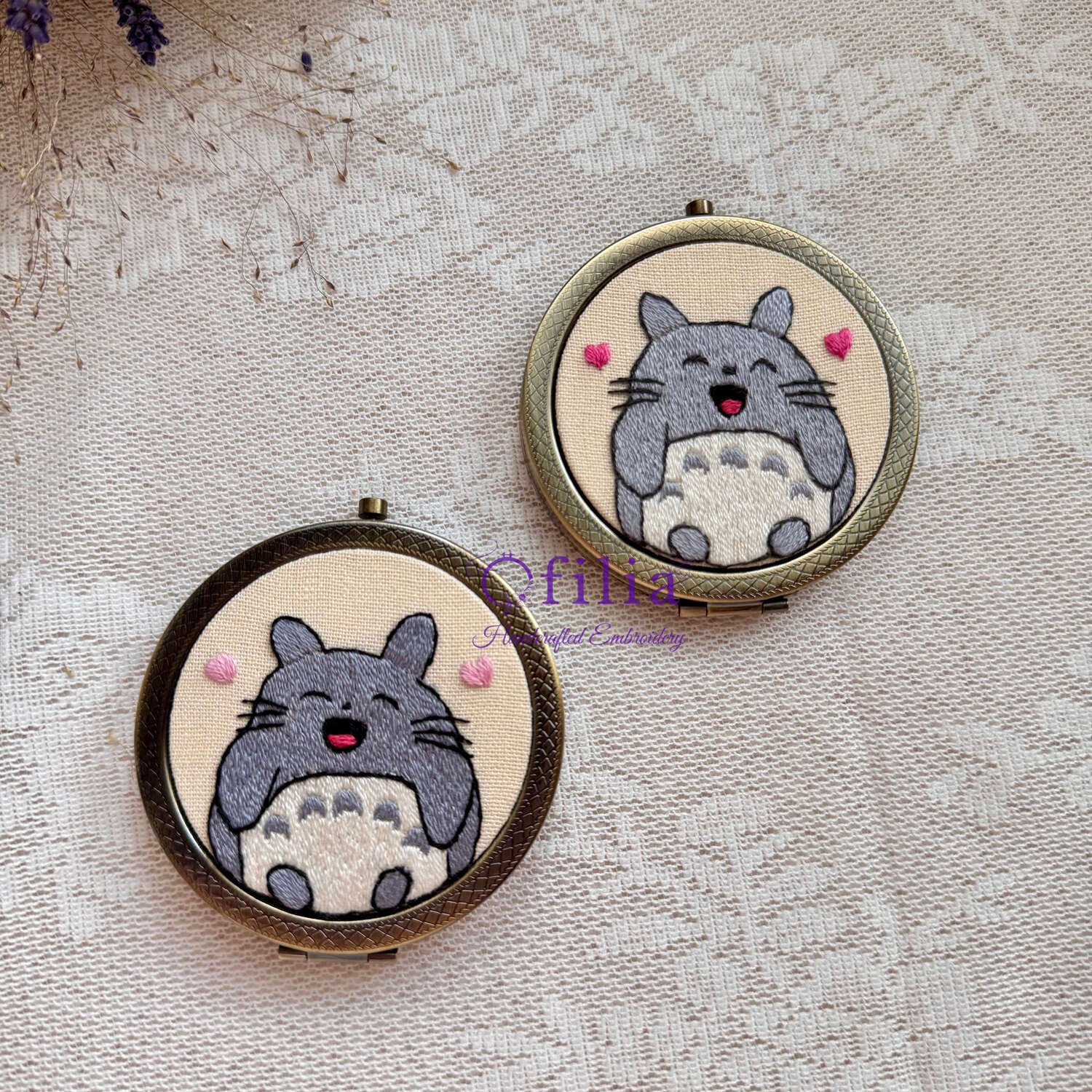 Käsinkirjailtu Chibi Totoron taskupeili – Ofilia Handmade