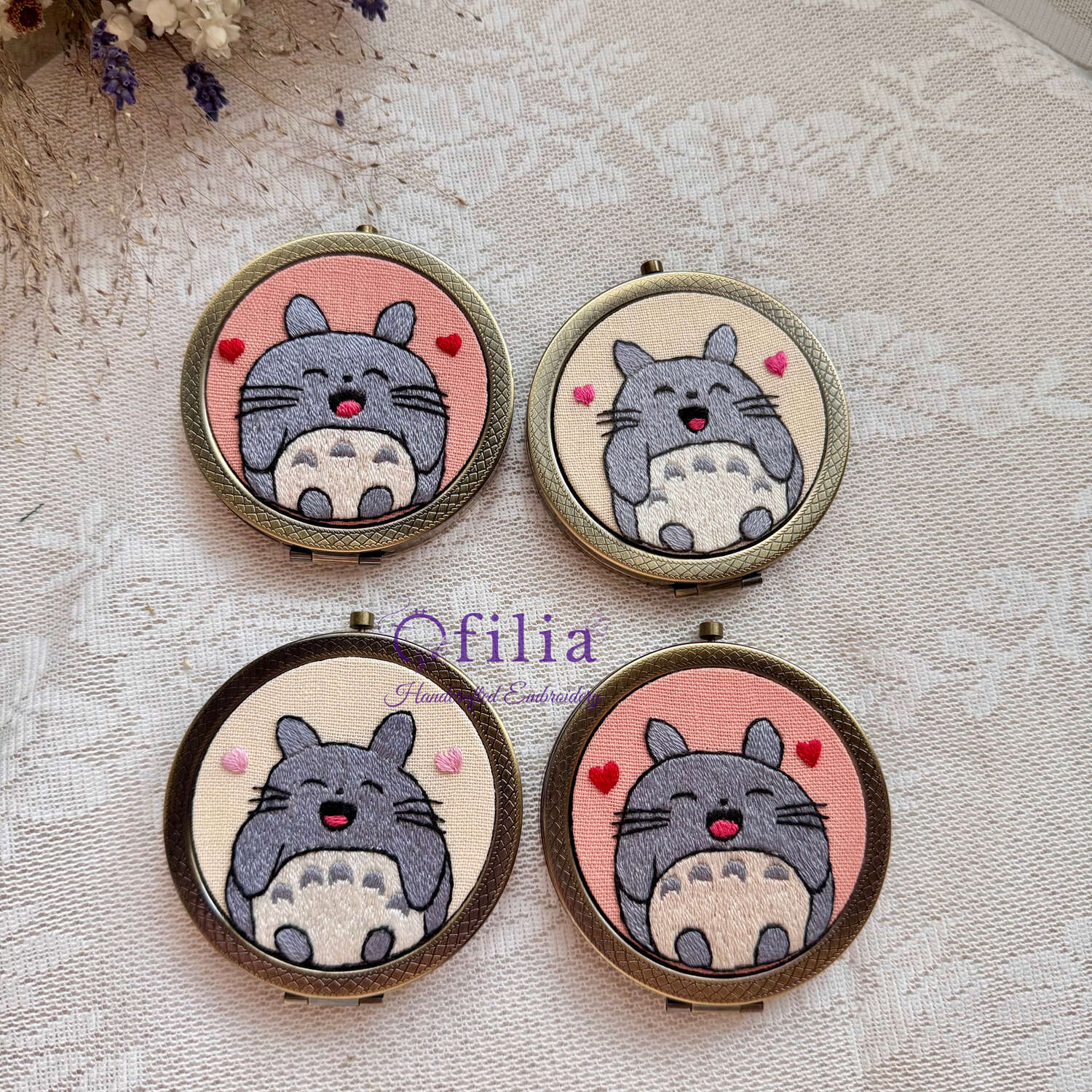 Käsinkirjailtu Chibi Totoron taskupeili – Ofilia Handmade