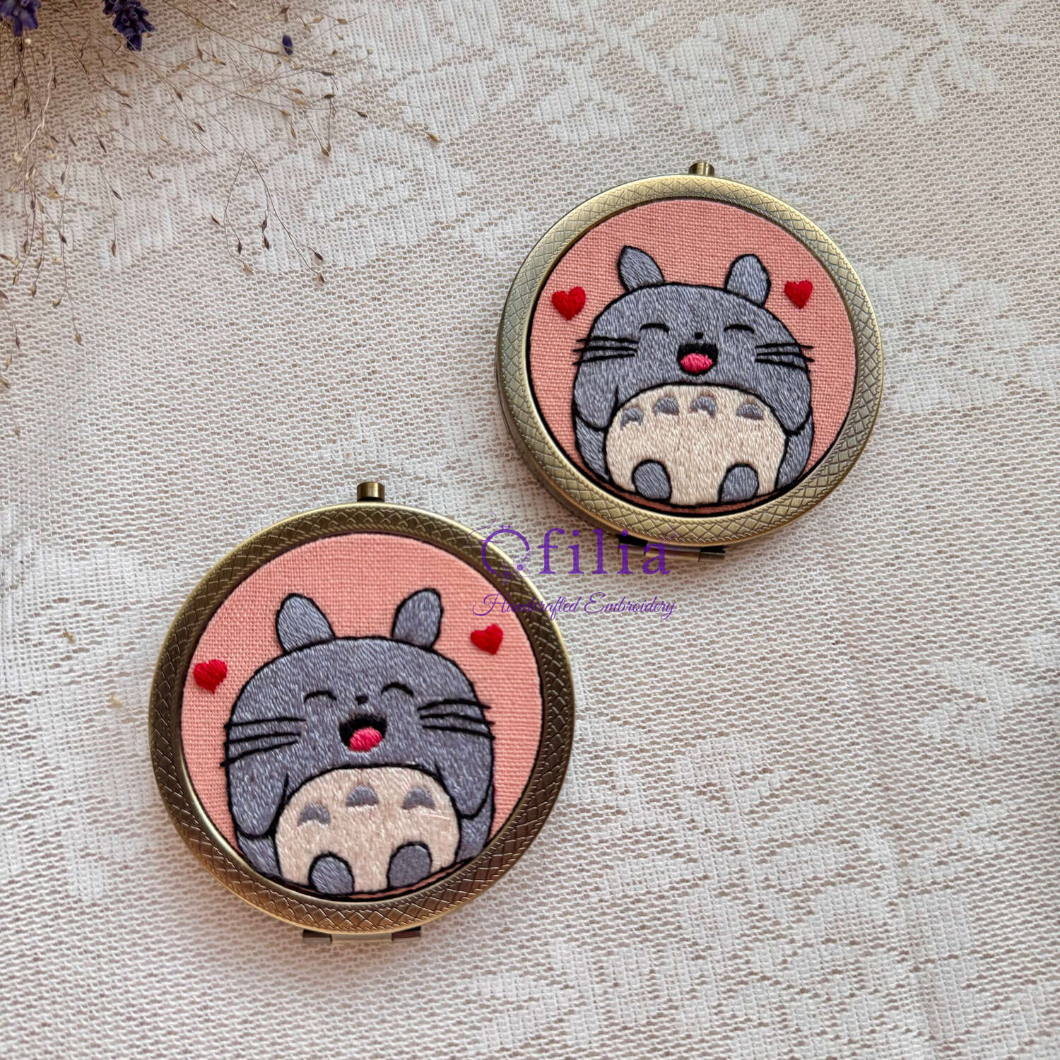 Käsinkirjailtu Chibi Totoron taskupeili – Ofilia Handmade