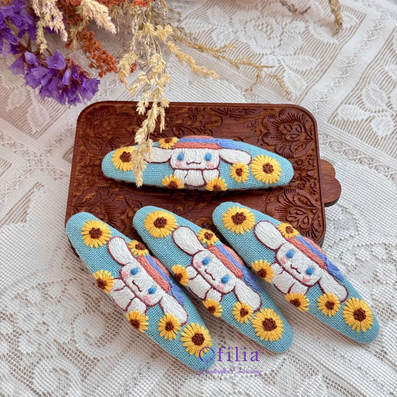 Käsinkirjailtu Cinnamoroll ja Aurinkokukka Hiuspinni – Ofilia Handmade