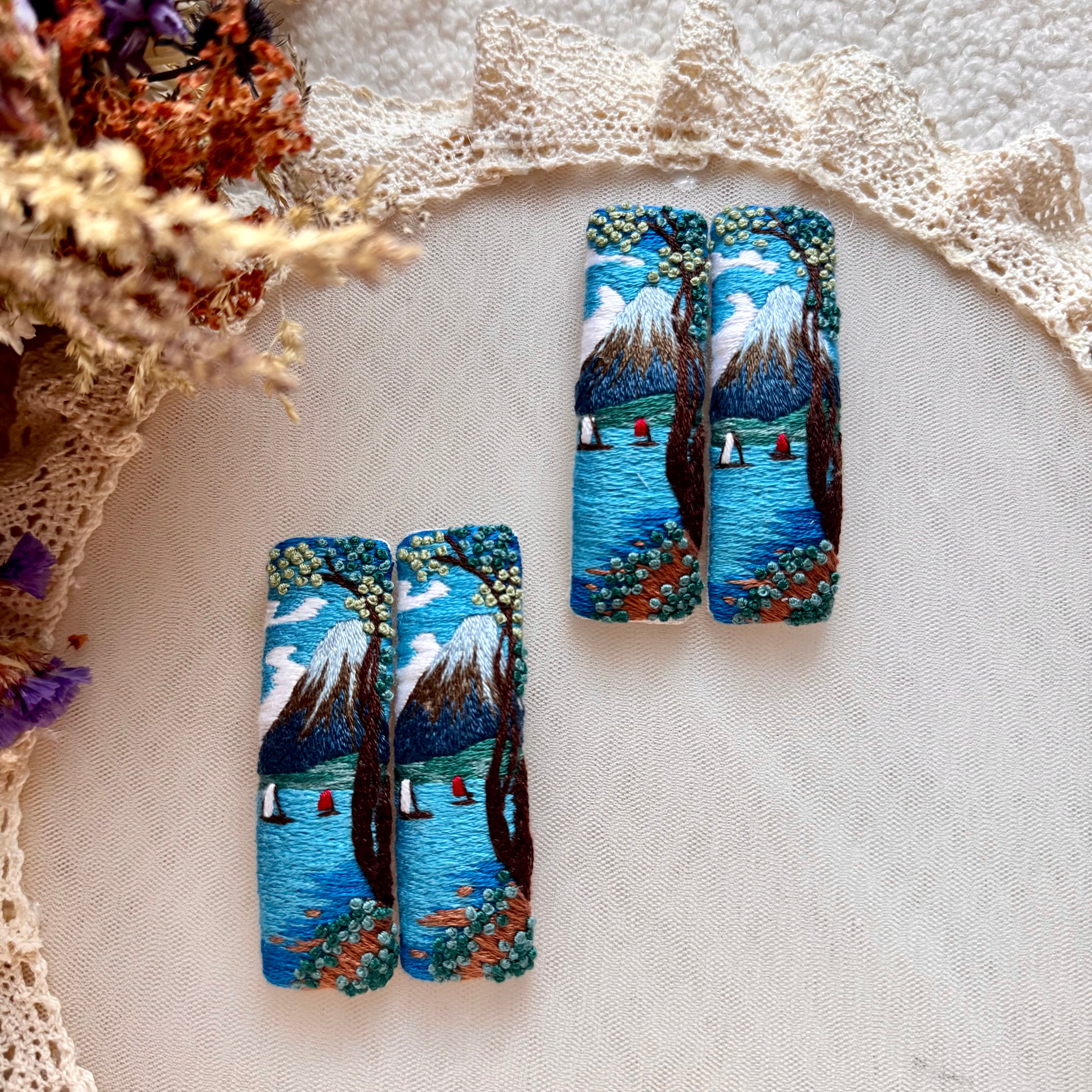 Käsin kirjottu maisemahiuspinni, Fuji-vuori-aiheinen kuvio kankaalla