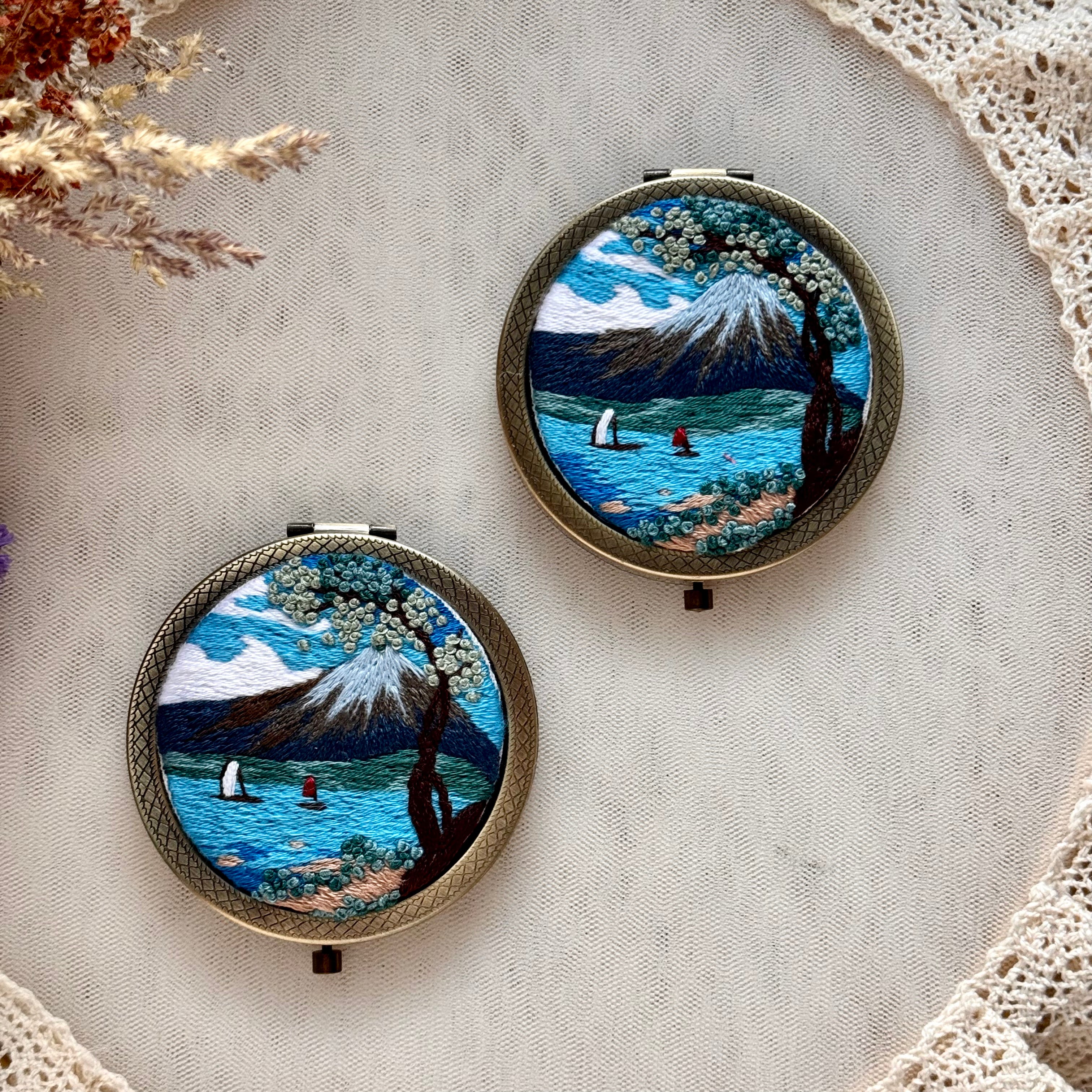 Käsin kirjottu taskupeili, Fuji-vuori-aiheinen kuvio kannessa