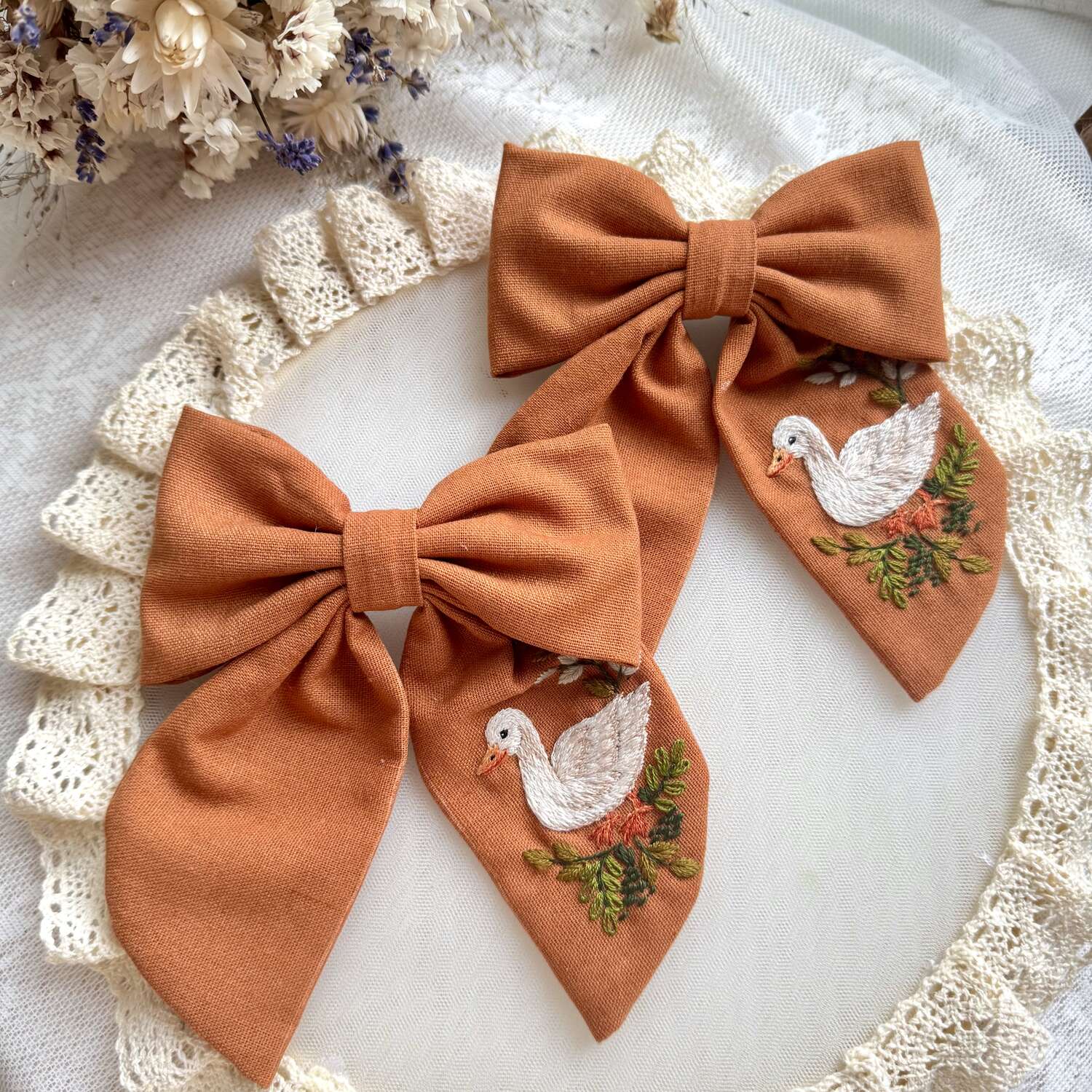 Käsin kirjottu hiusrusetti, hanhi kesällä -aiheinen kuvio kankaalla