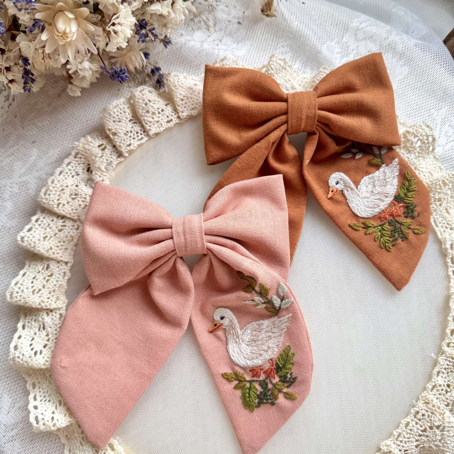 Käsin kirjottu hiusrusetti, hanhi kesällä -aiheinen kuvio kankaalla