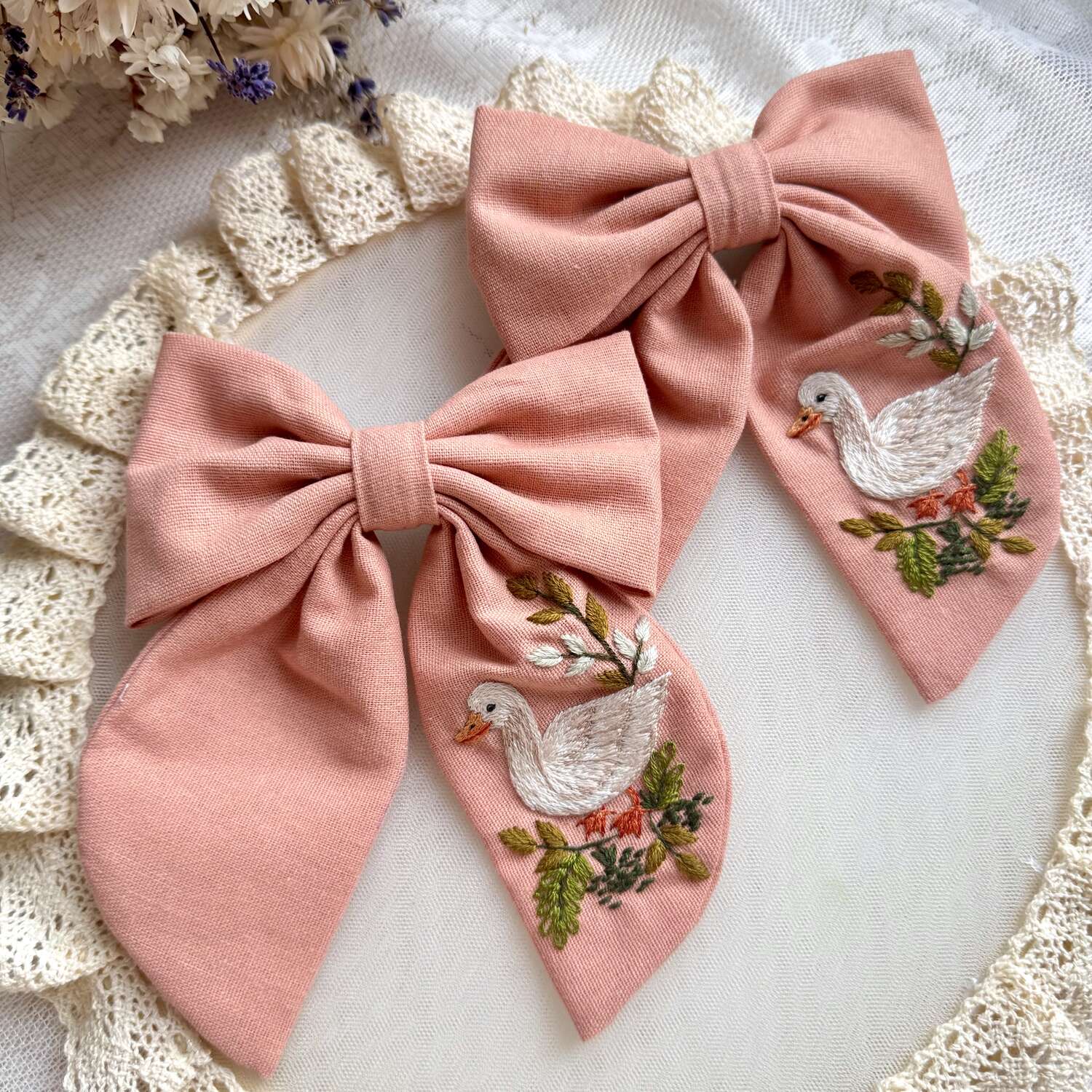 Käsin kirjottu hiusrusetti, hanhi kesällä -aiheinen kuvio kankaalla