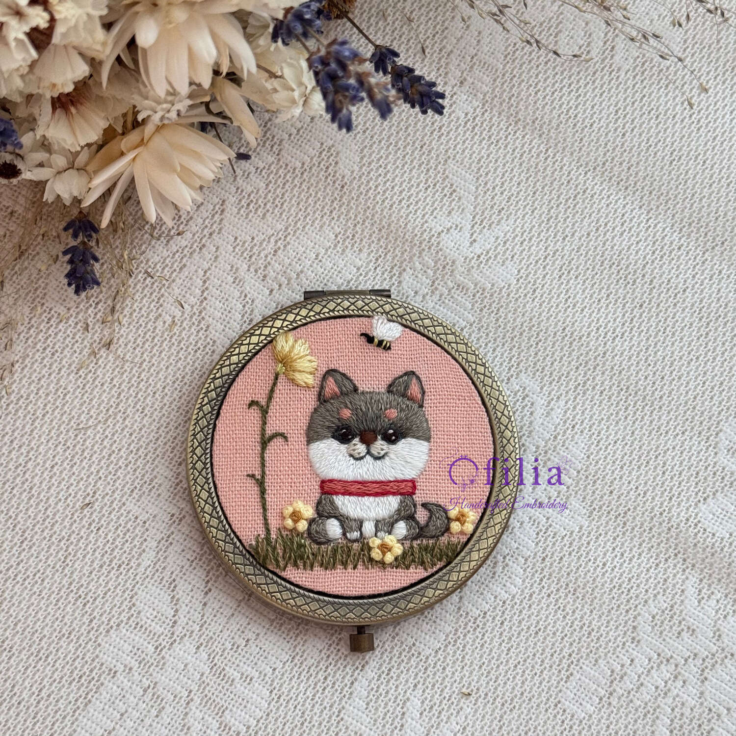 Käsinkirjailtu Husky & mehiläinen taskupeili – Ofilia Handmade