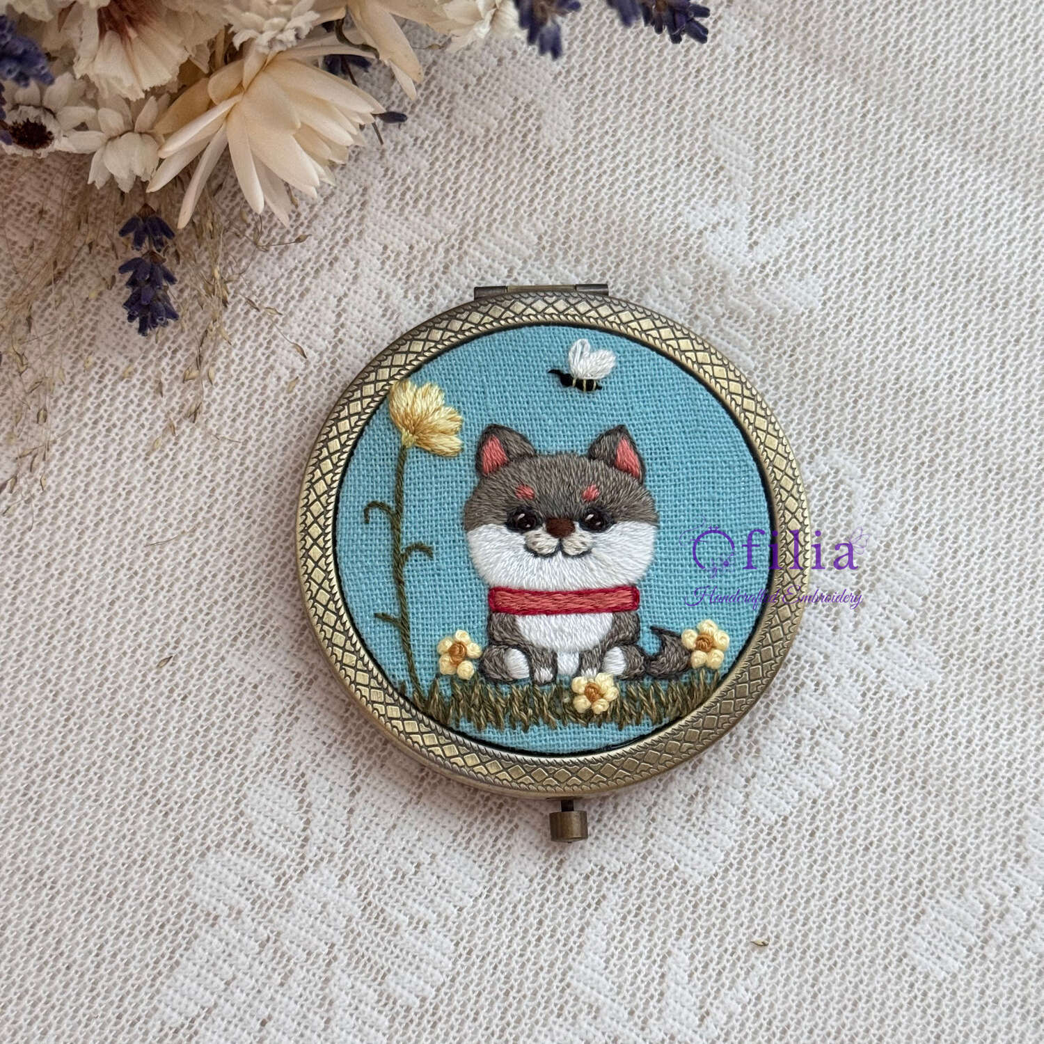 Käsinkirjailtu Husky & mehiläinen taskupeili – Ofilia Handmade