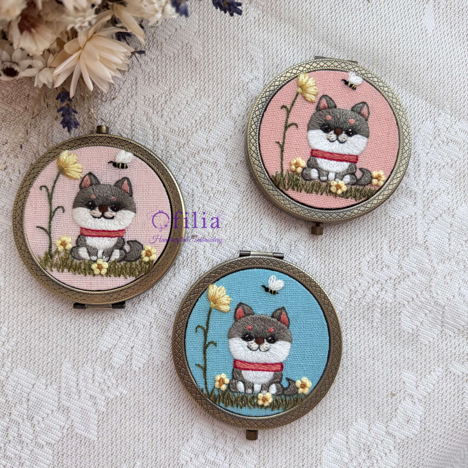 Käsinkirjailtu Husky & mehiläinen taskupeili – Ofilia Handmade