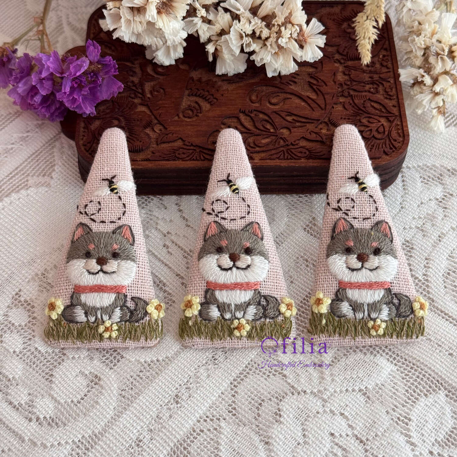 Käsinkirjailtu Husky ja mehilainen hiuspinni – Ofilia Handmade