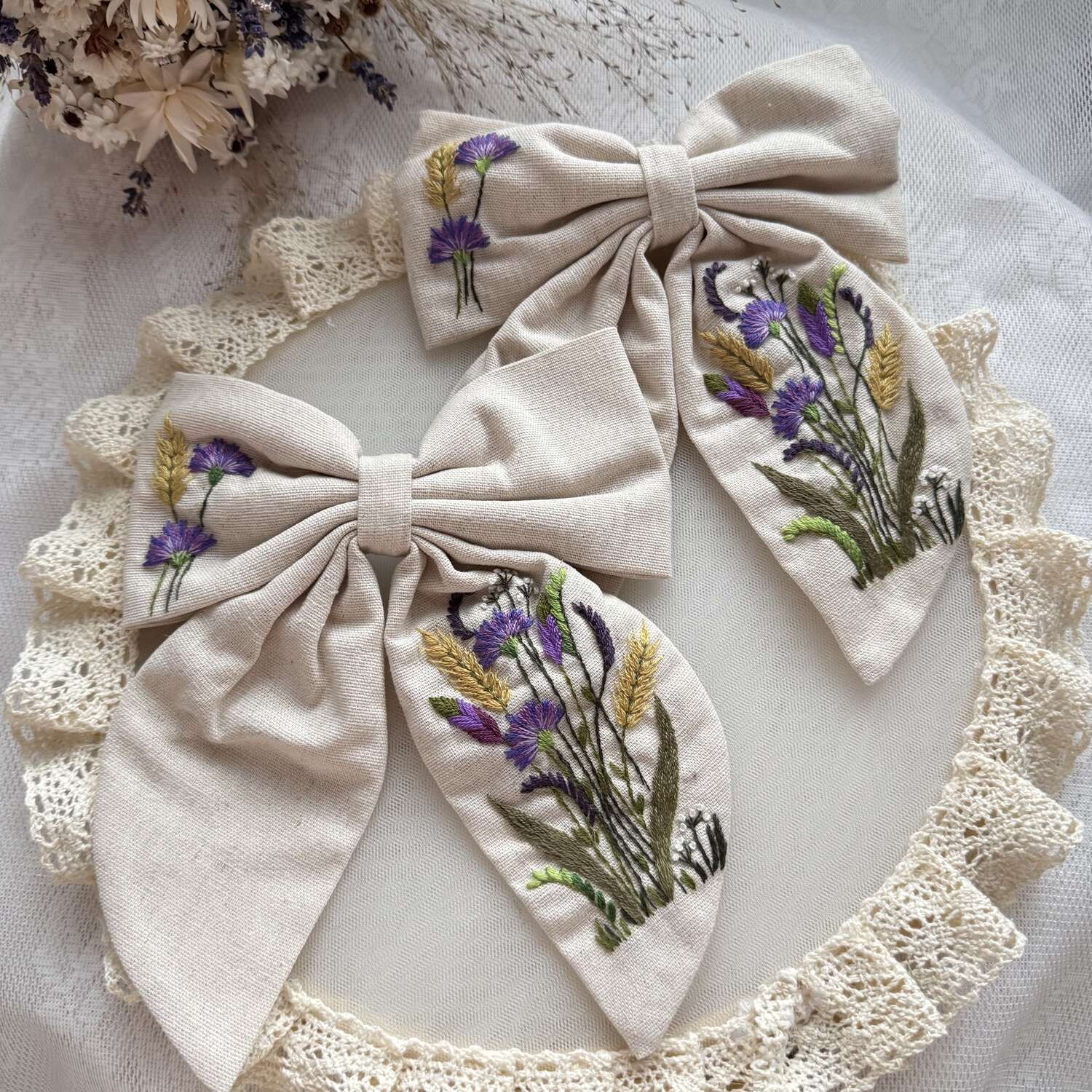 Niittyohdake ja ohra hiusrusetti