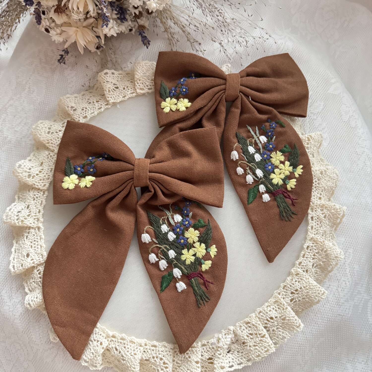 Kielo ja niittykukka hiusrusetti