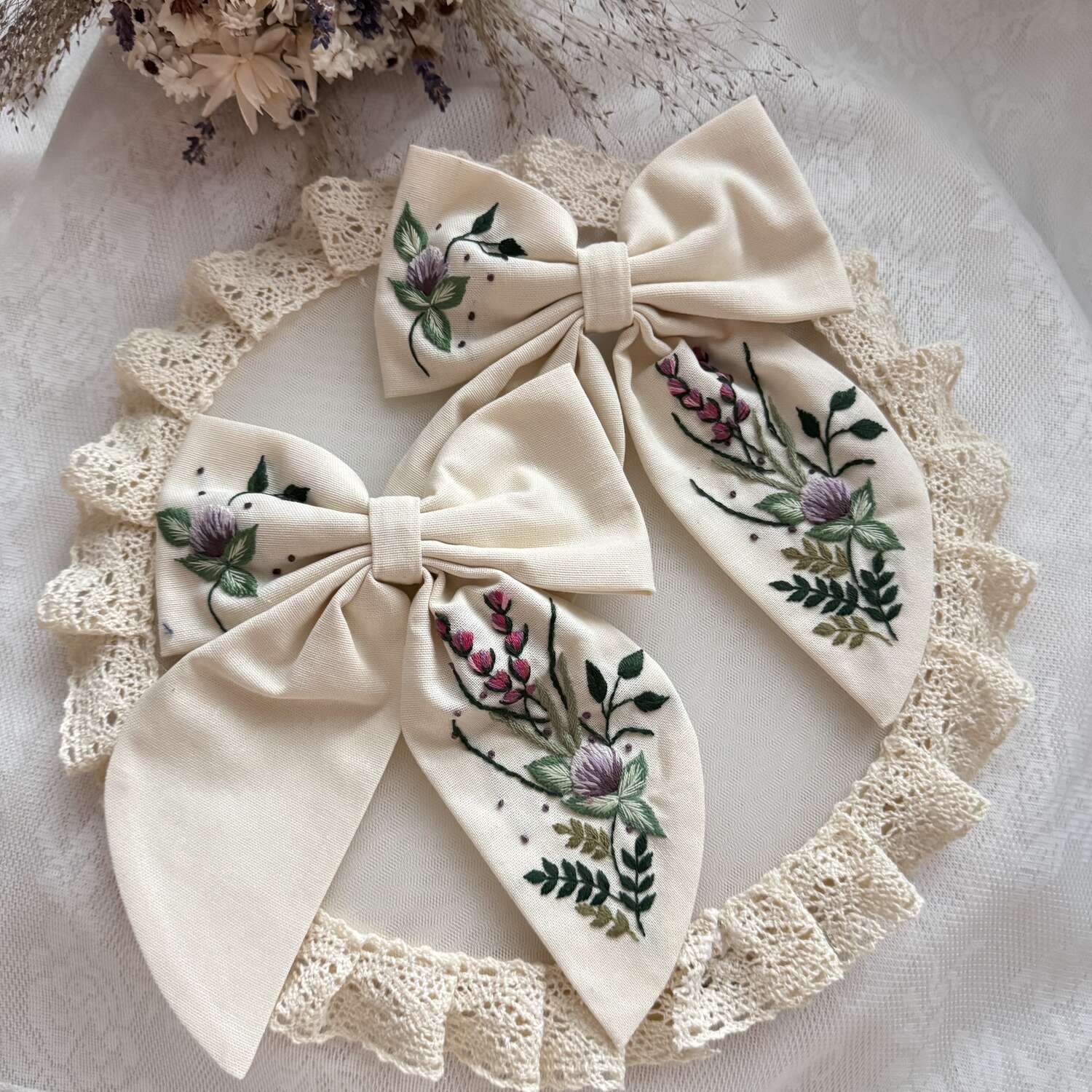 Puna-apila niittypellolla hiusrusetti