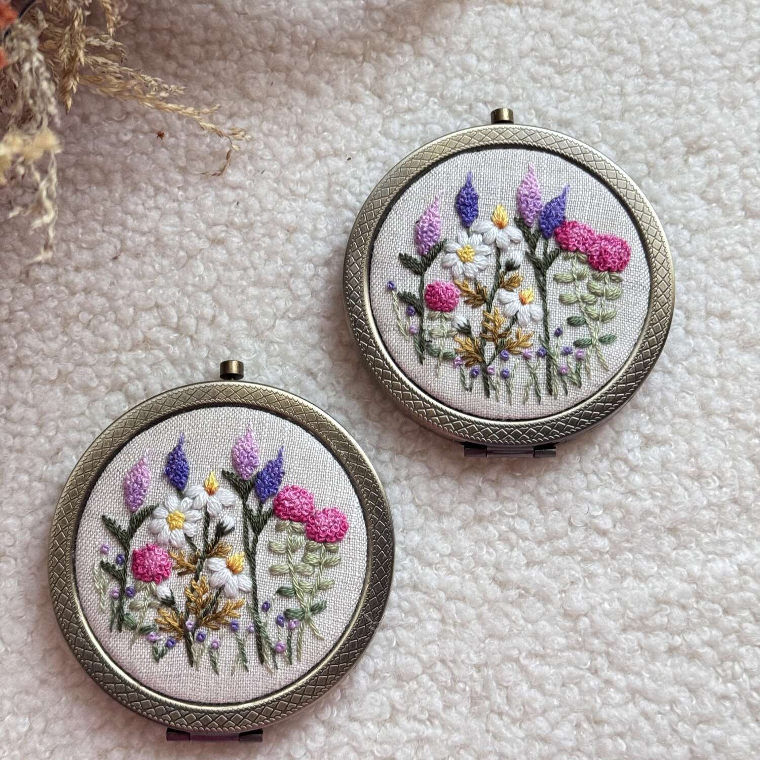 Syreeni kesäniityllä taskupeili