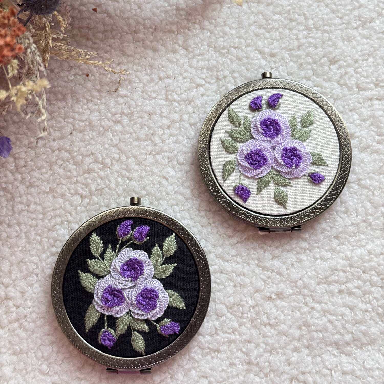 Violetti ruusukimppu taskupeili