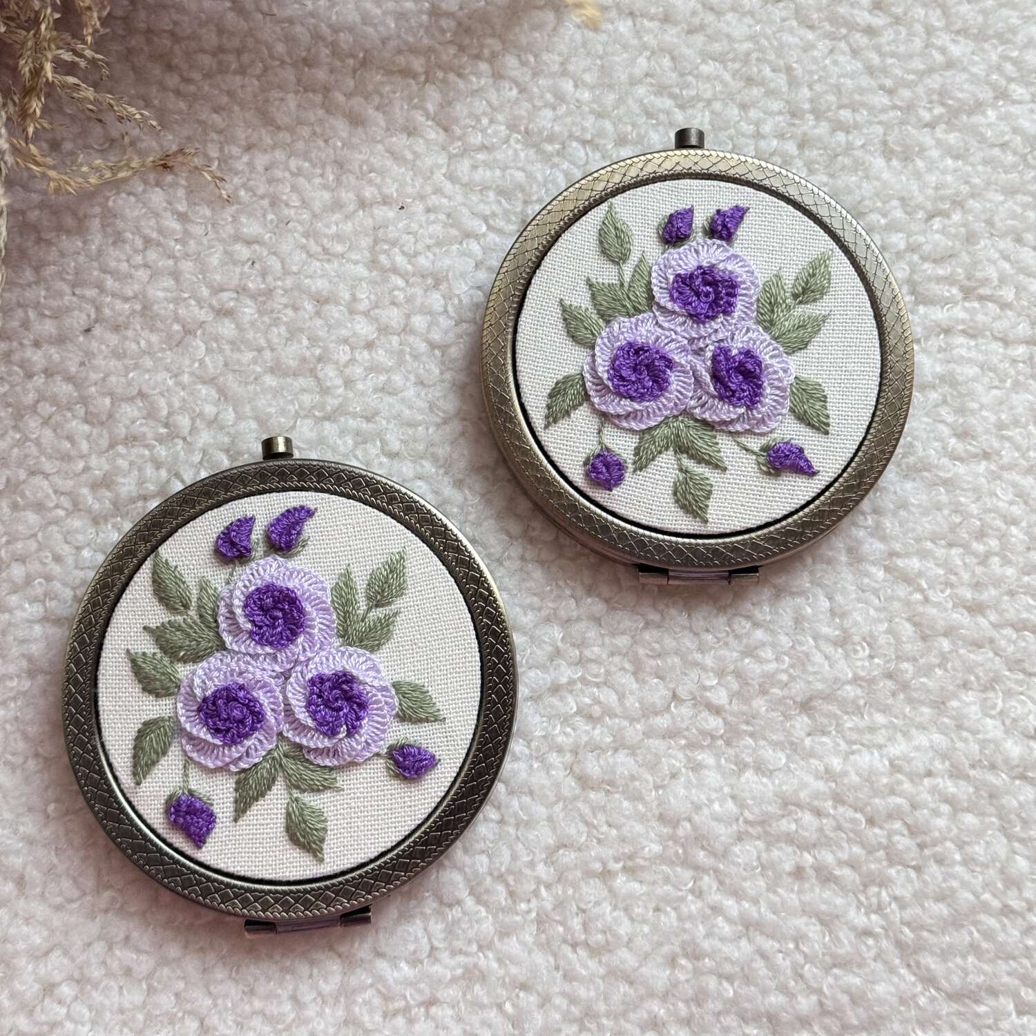 Violetti ruusukimppu taskupeili