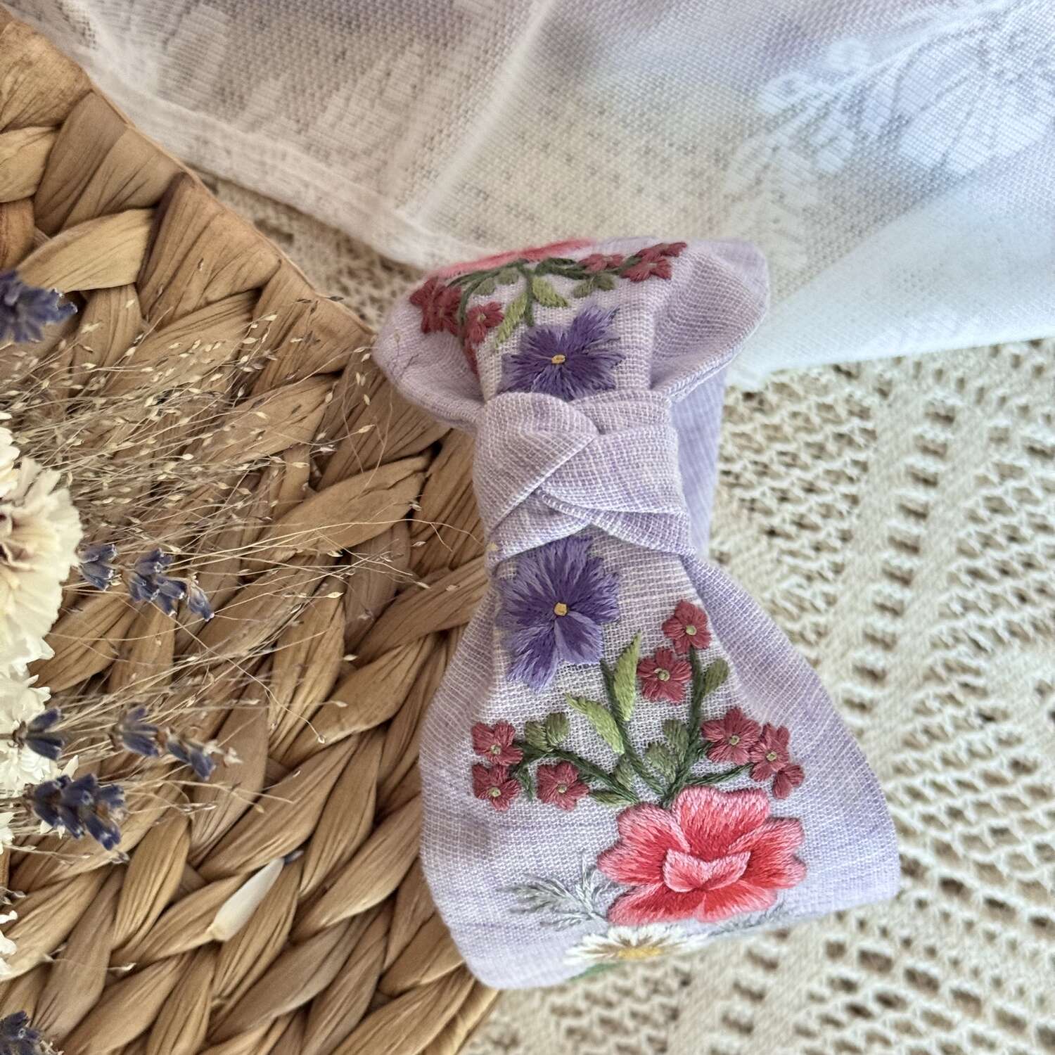 Ruusu ja valkovuokko turbaanipanta