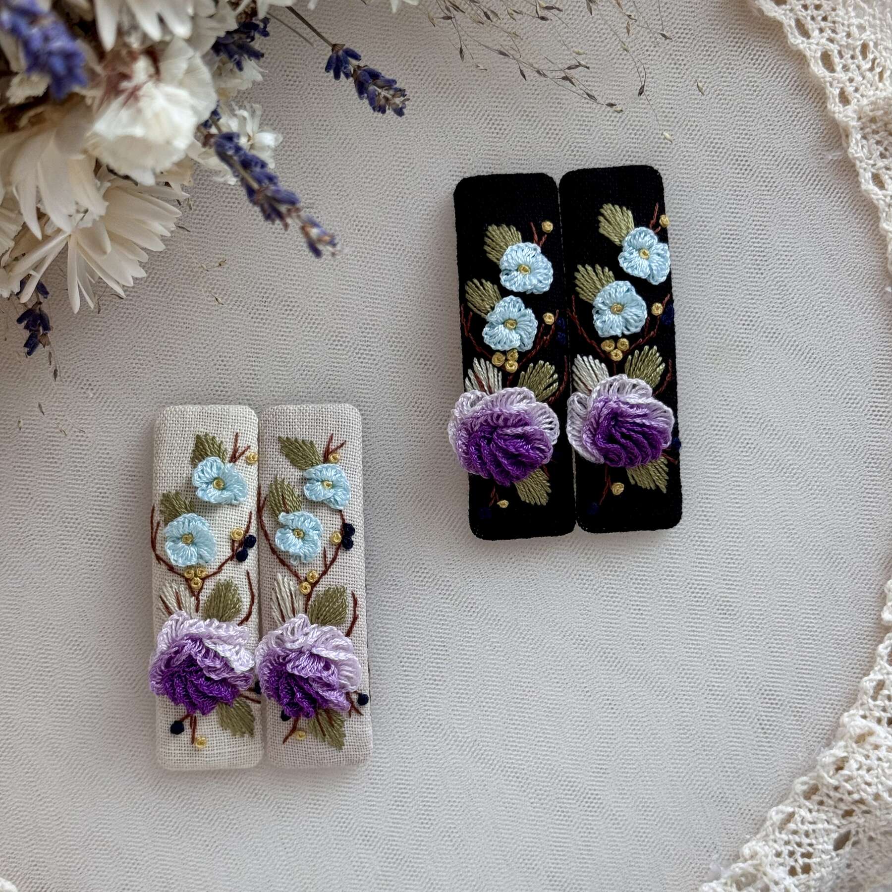 Violetit ruusut ja pienet siniset kukat hiuspinnit