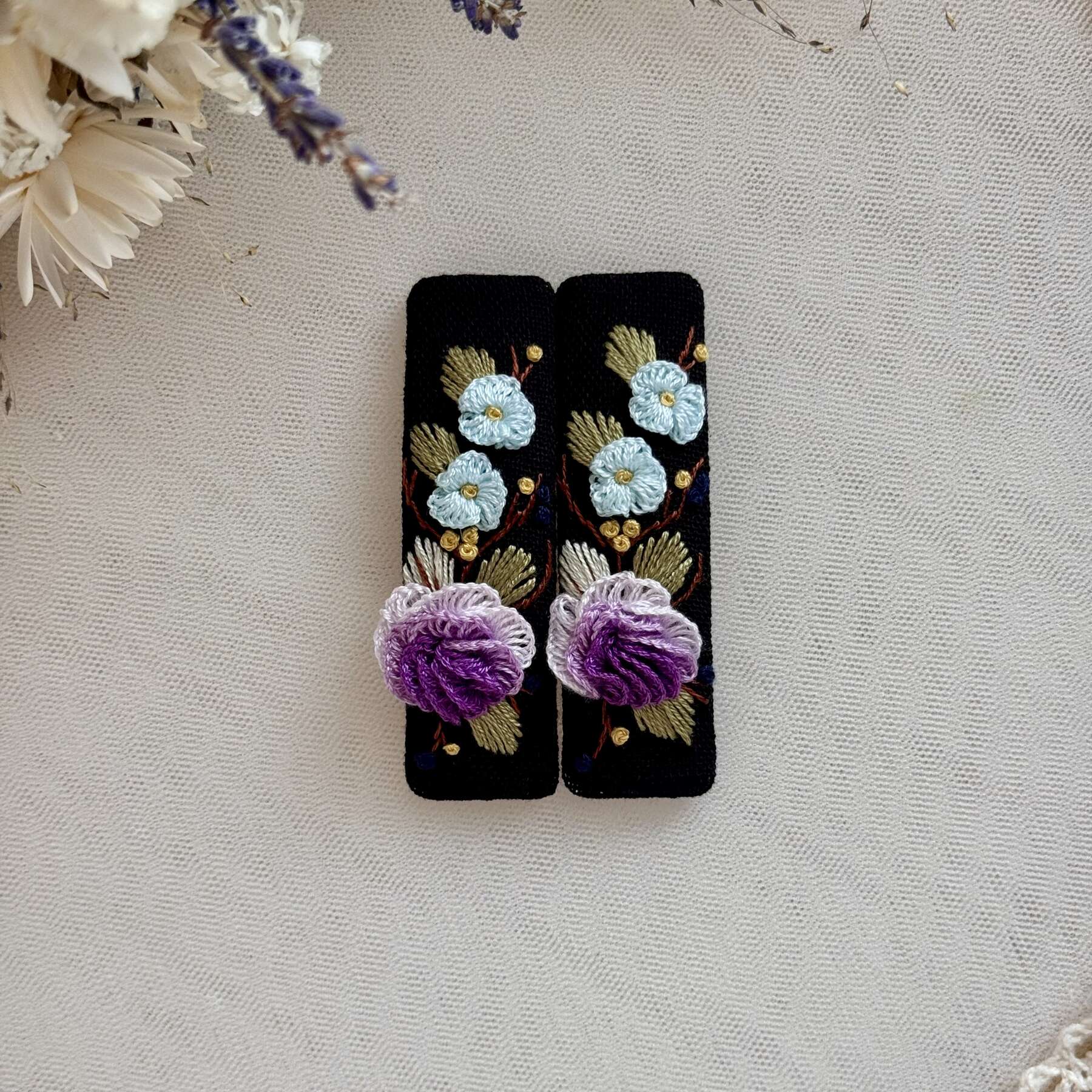 Violetit ruusut ja pienet siniset kukat hiuspinnit